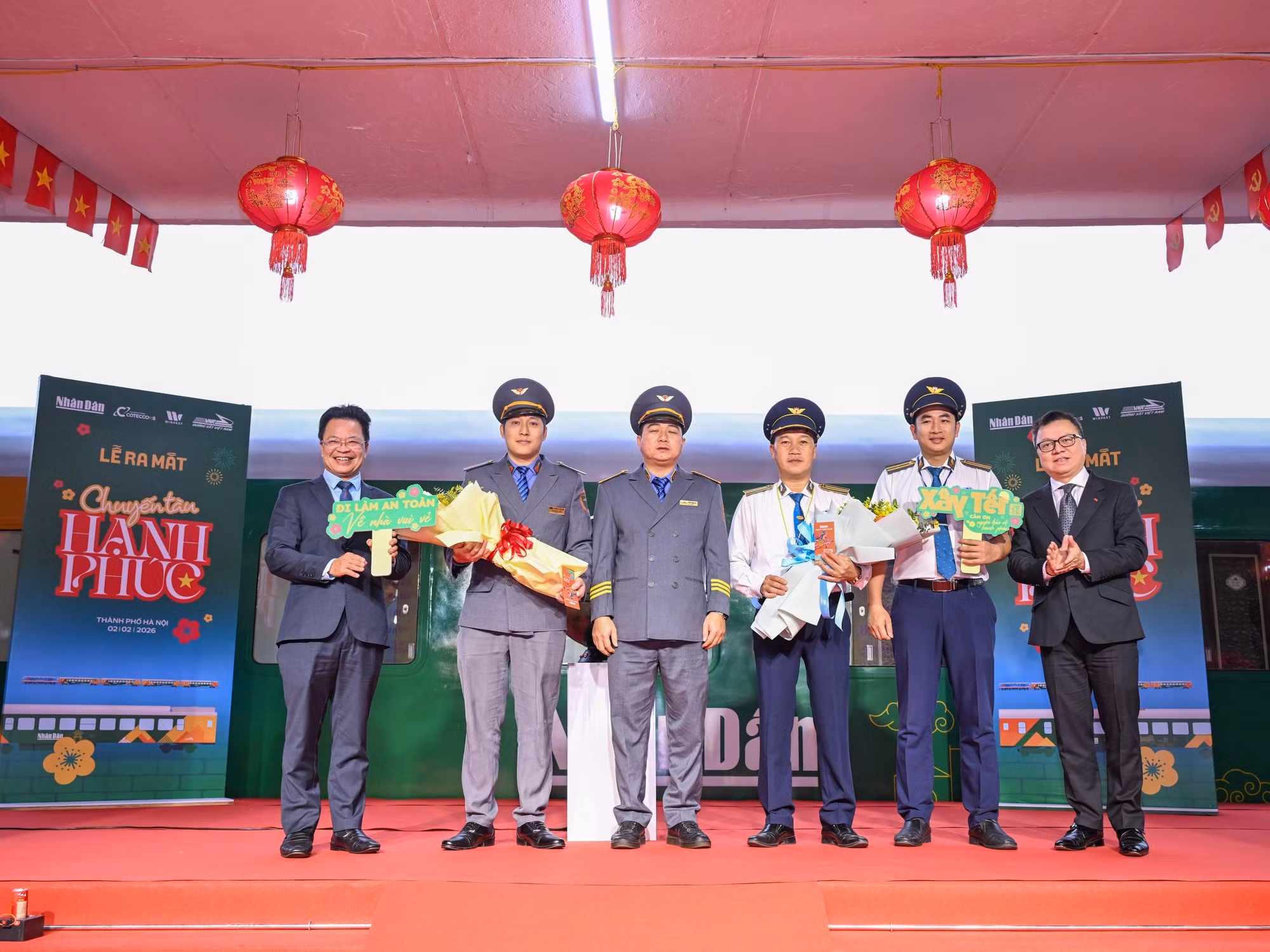 黎国明同志向“幸福列车”运行人员送花。