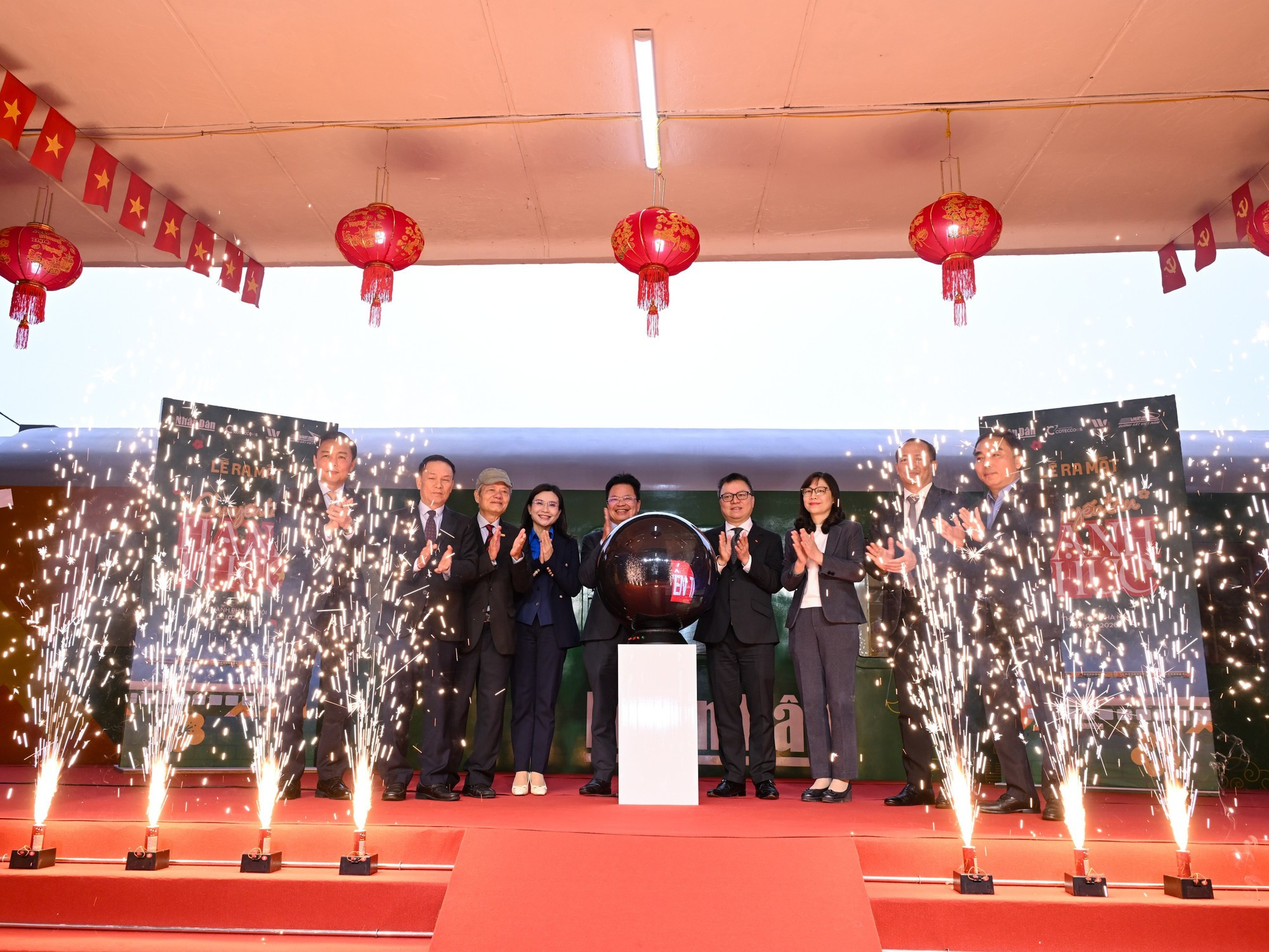 各位代表实现“幸福列车”启动仪式。