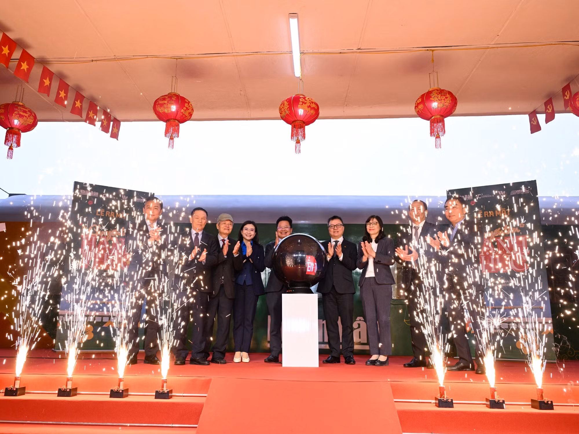 各位代表实现“幸福列车”启动仪式。