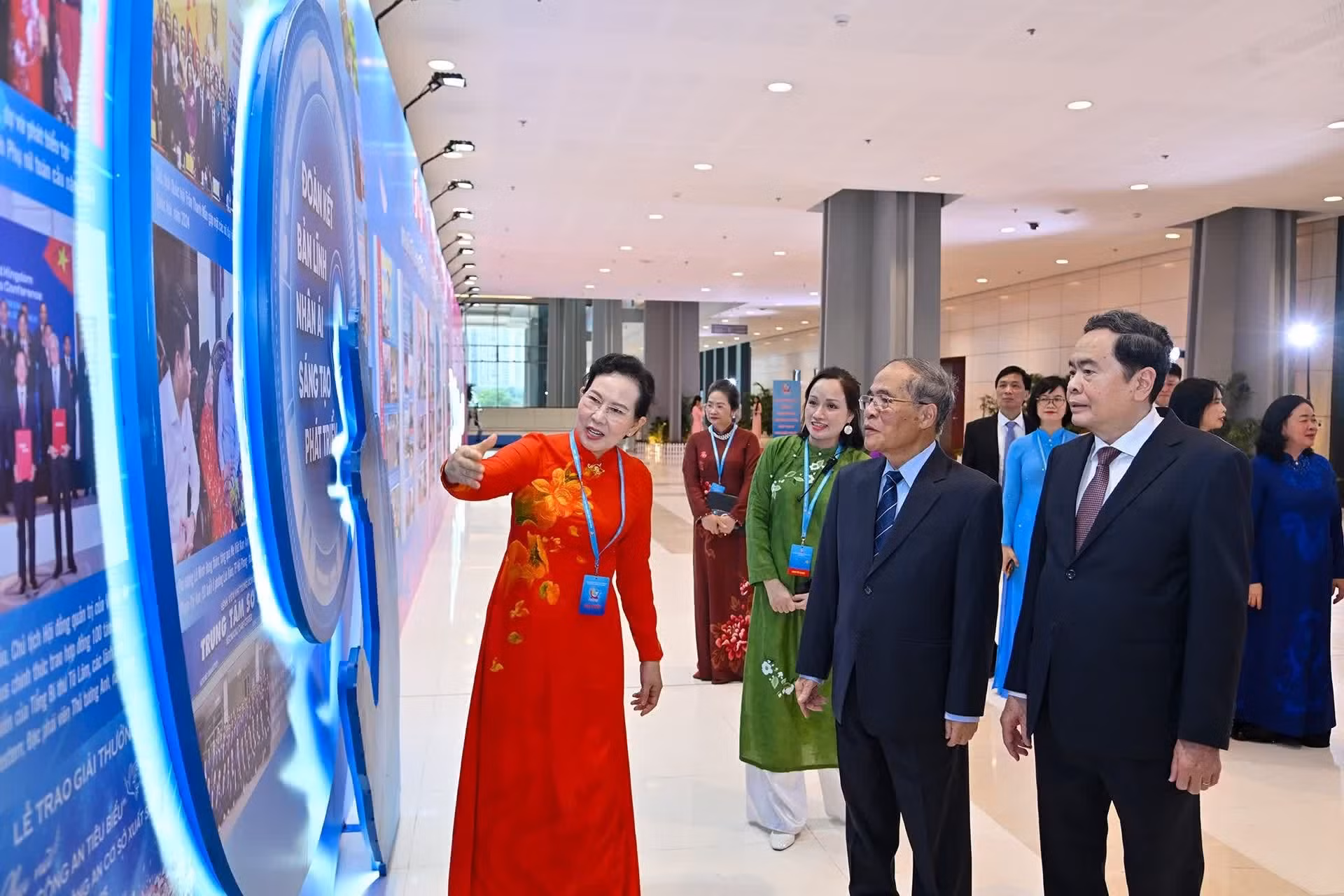 国会主席陈青敏以及各位代表参观大会期间展出的展览。