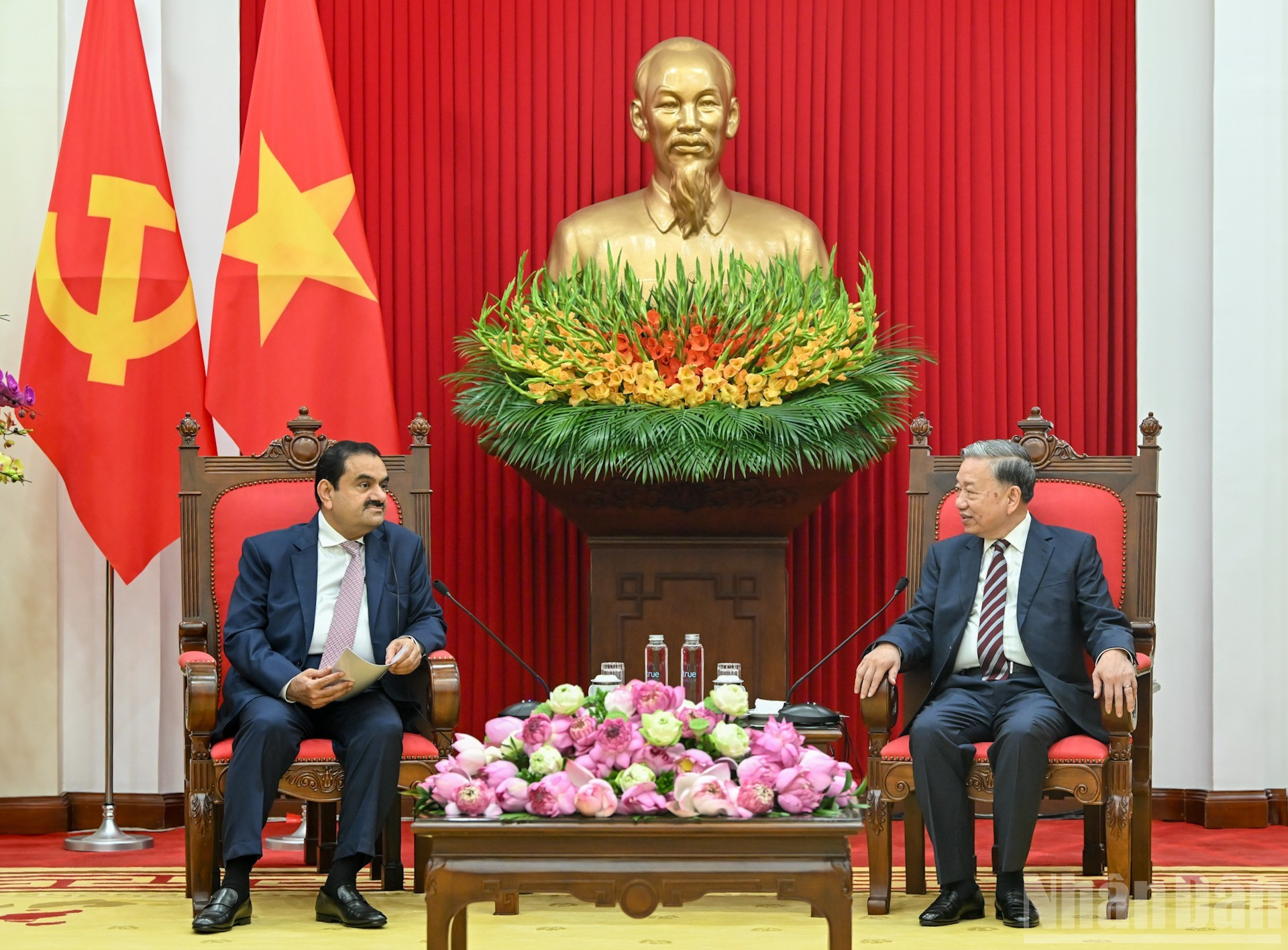 苏林总书记会见印度阿达尼集团董事长高塔姆·阿达尼。 苏林总书记会见印度阿达尼集团董事长高塔姆·阿达尼。