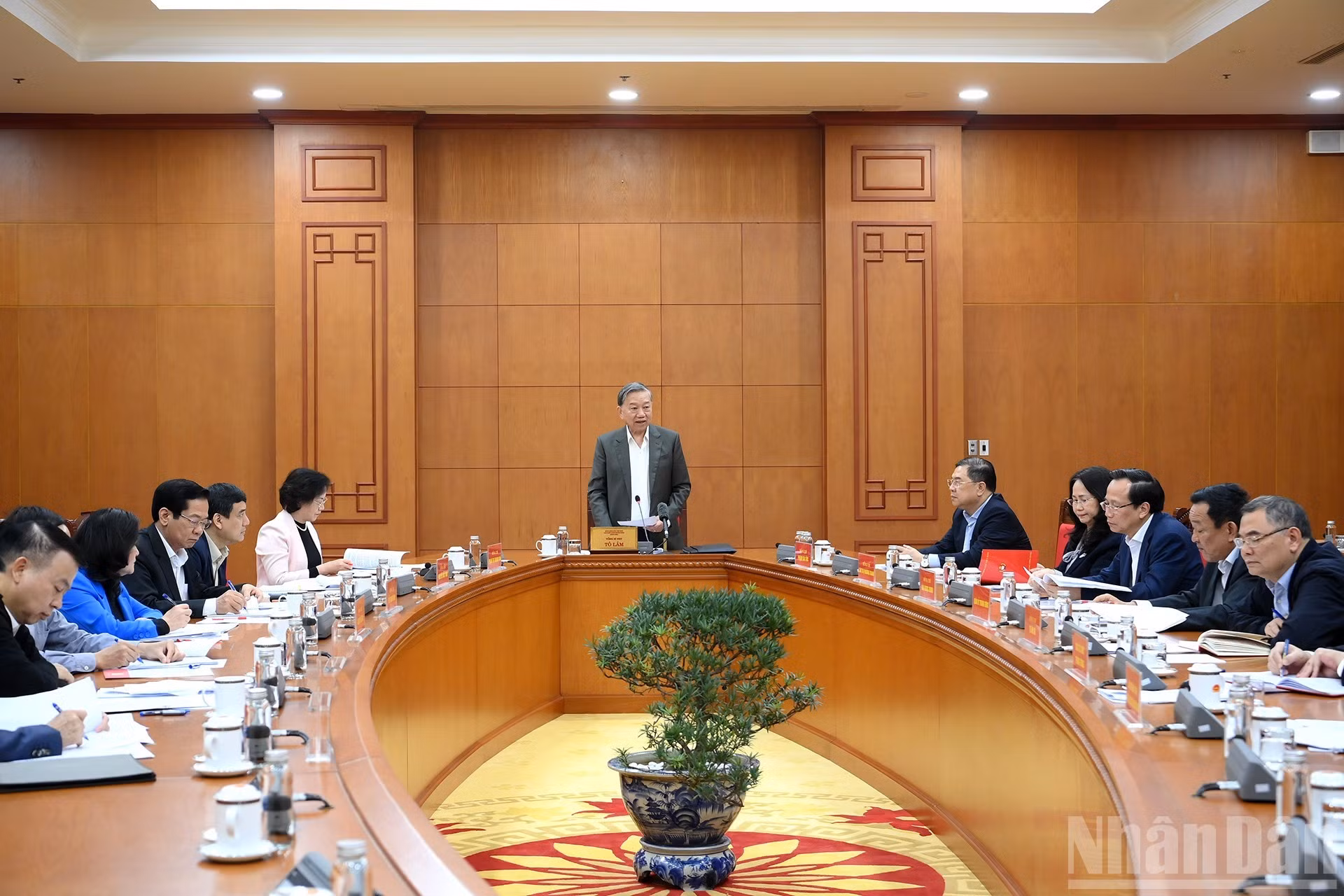 苏林总书记主持会议。