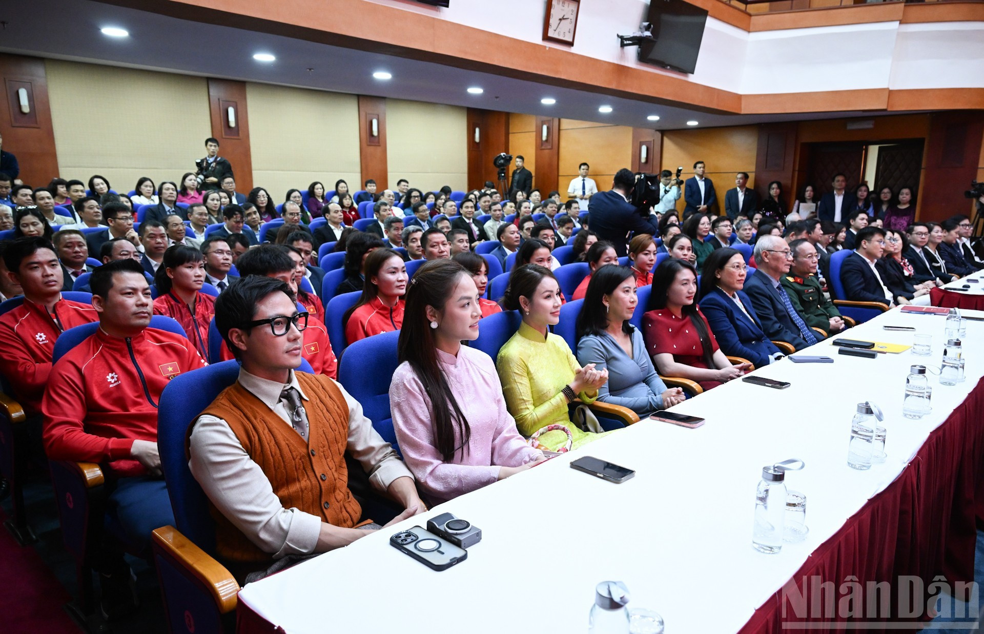 出席会面的各位代表。