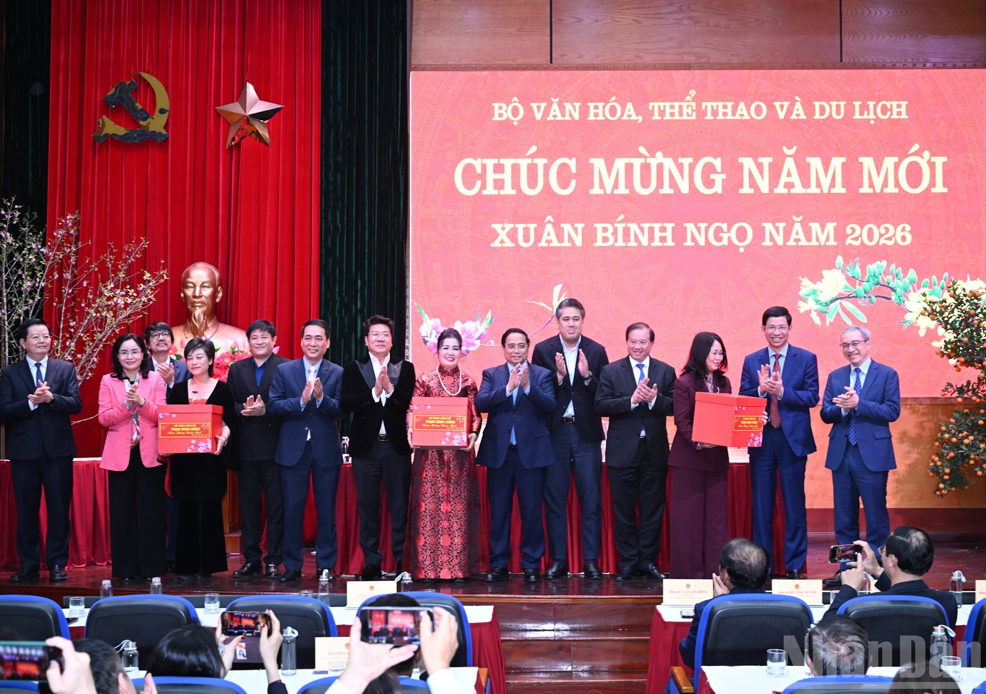 范明正总理向越南文化体育与旅游领域的优秀代表赠送礼品。