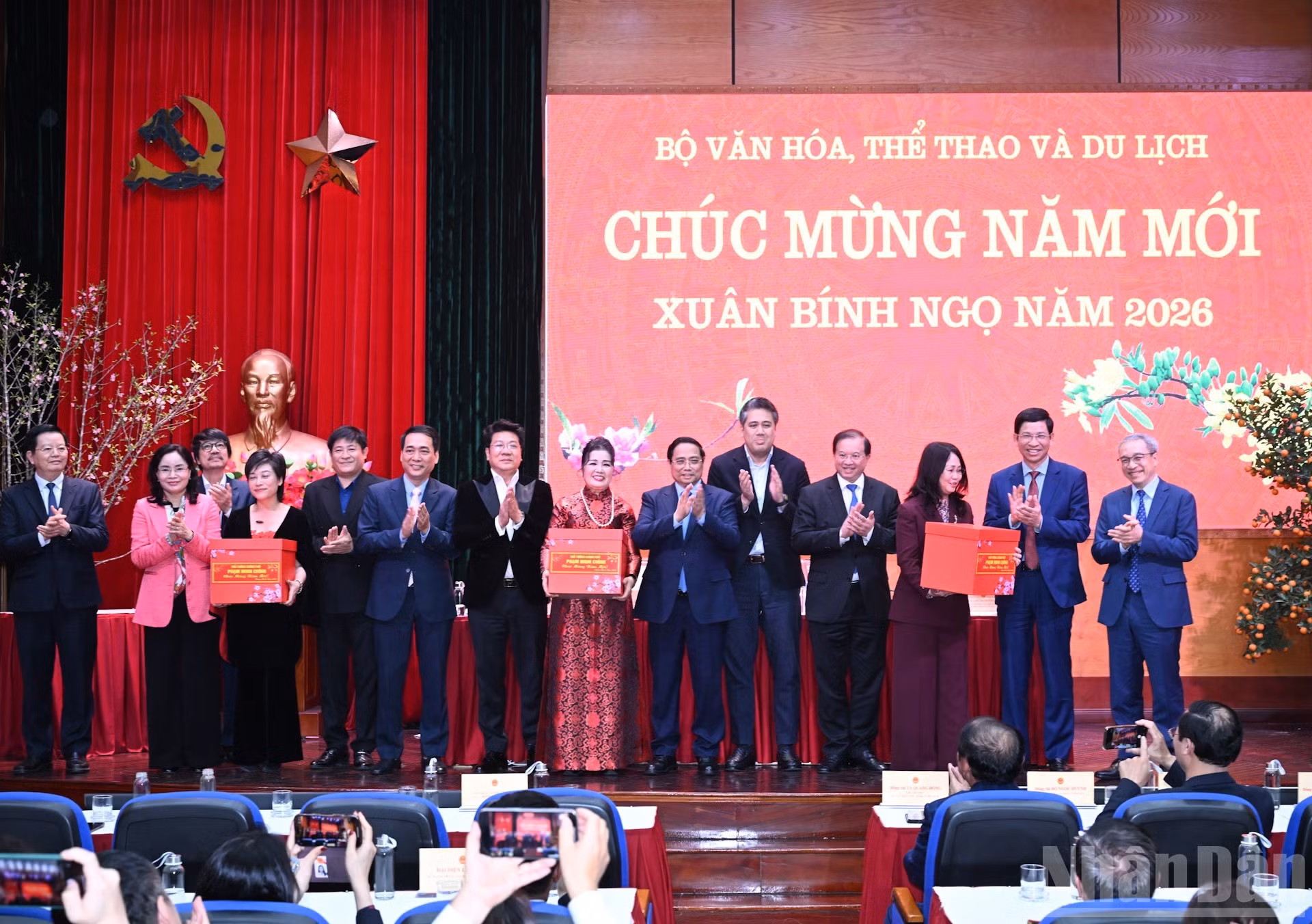 范明正总理向越南文化体育与旅游领域的优秀代表赠送礼品。