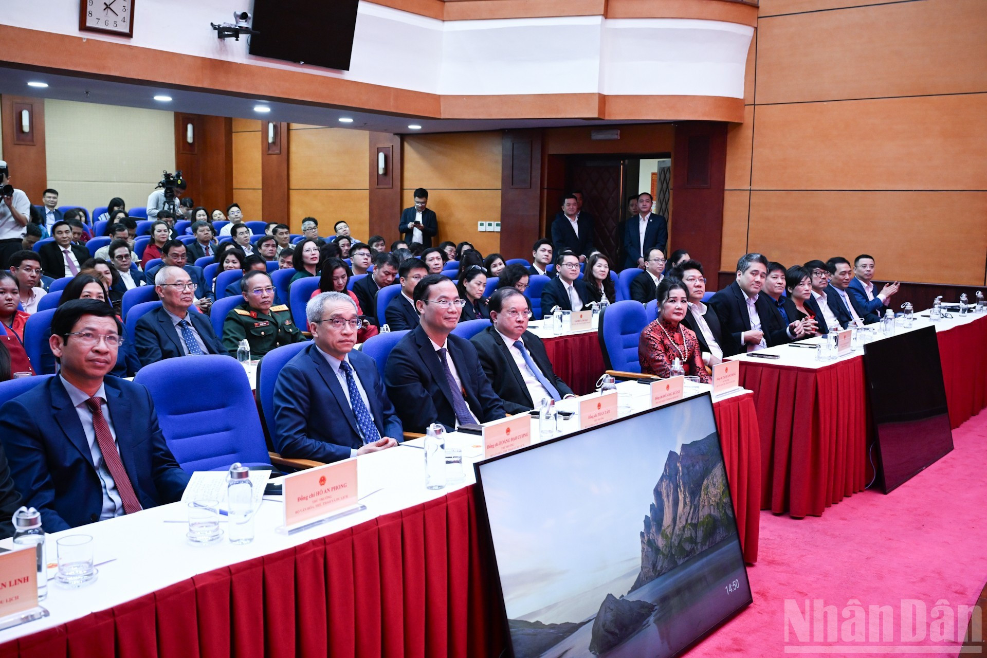 各位代表出席会见。