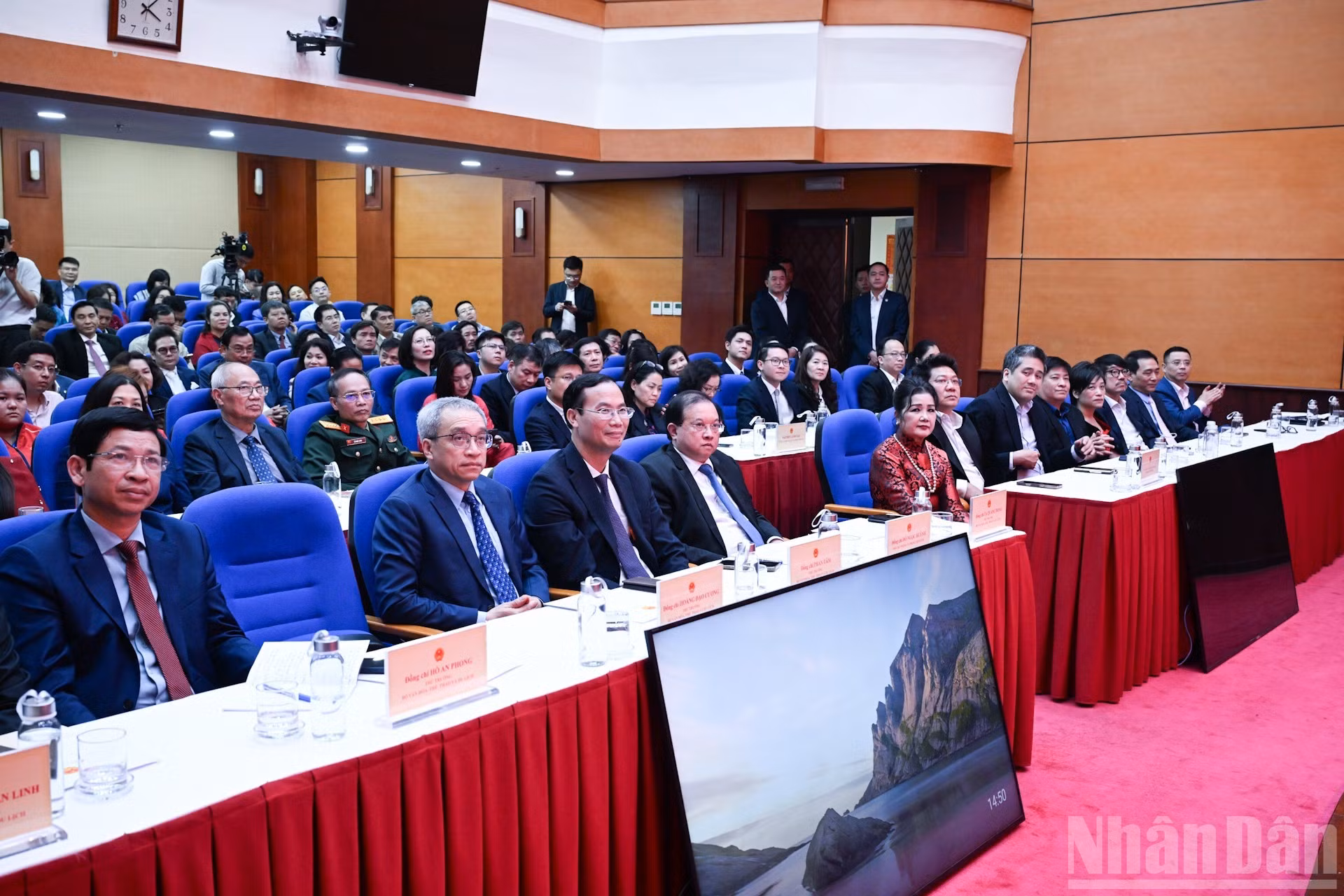 各位代表出席会见。