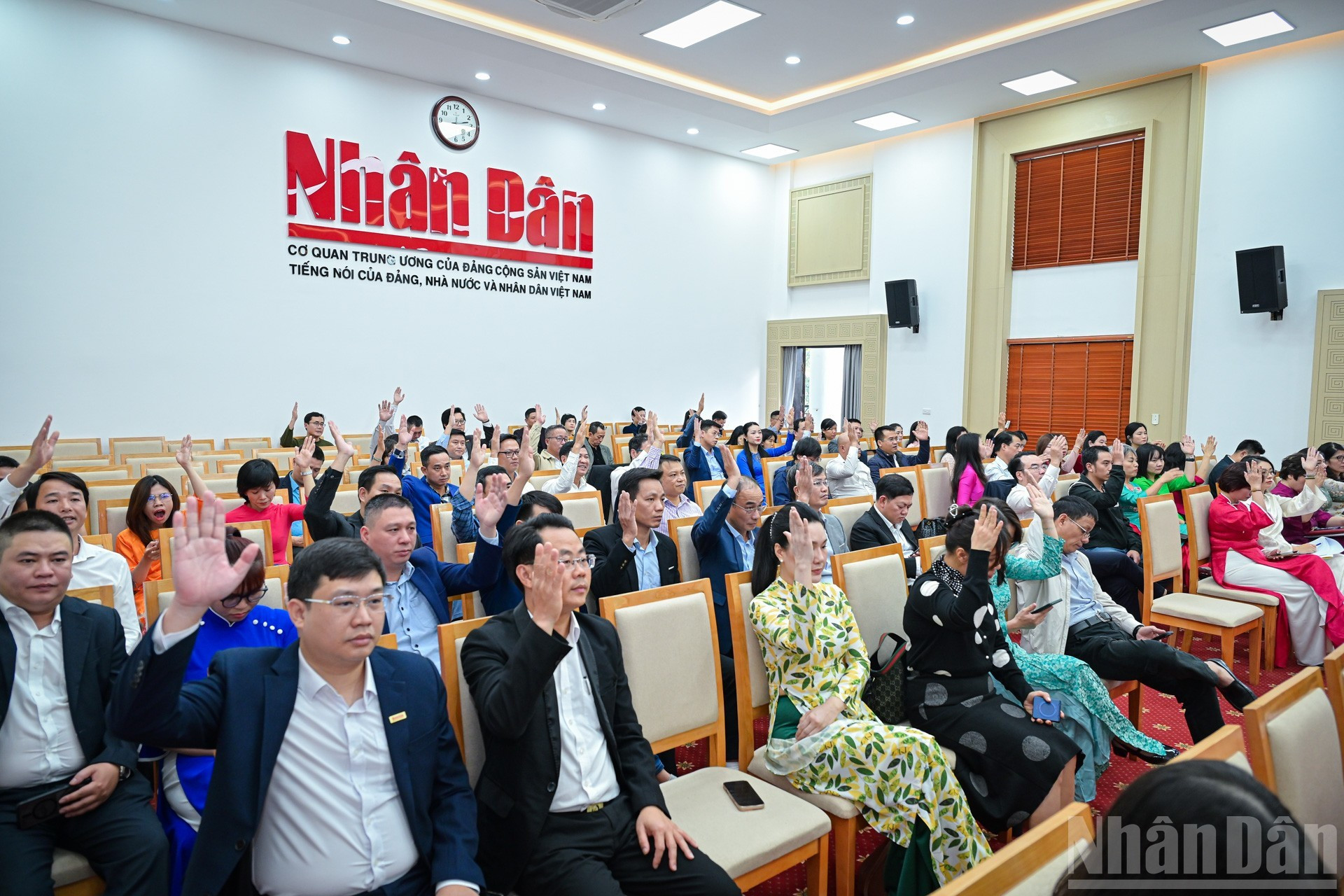 代表们举手对大会议程的内容进行投票表决。