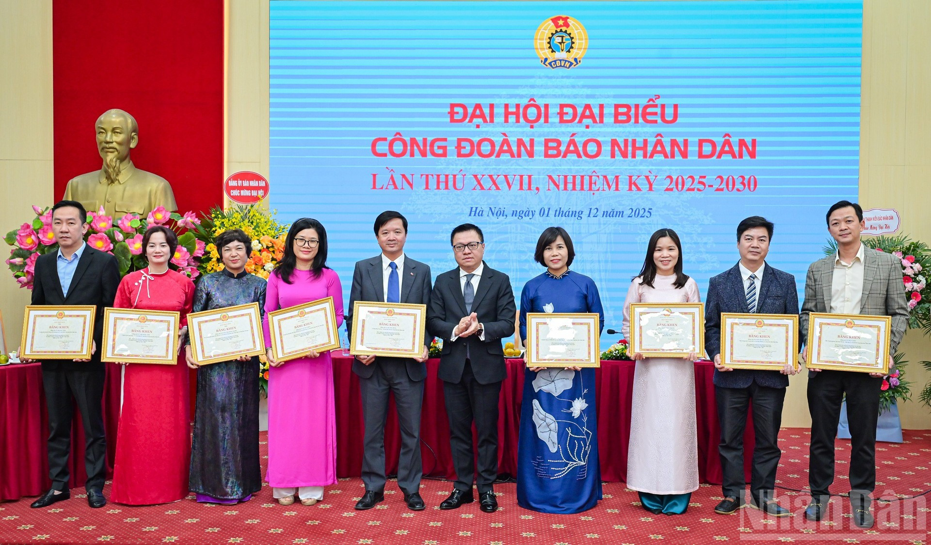 黎国明同志向在《人民报》社工会活动中取得杰出成就的个人颁发了荣誉证书。