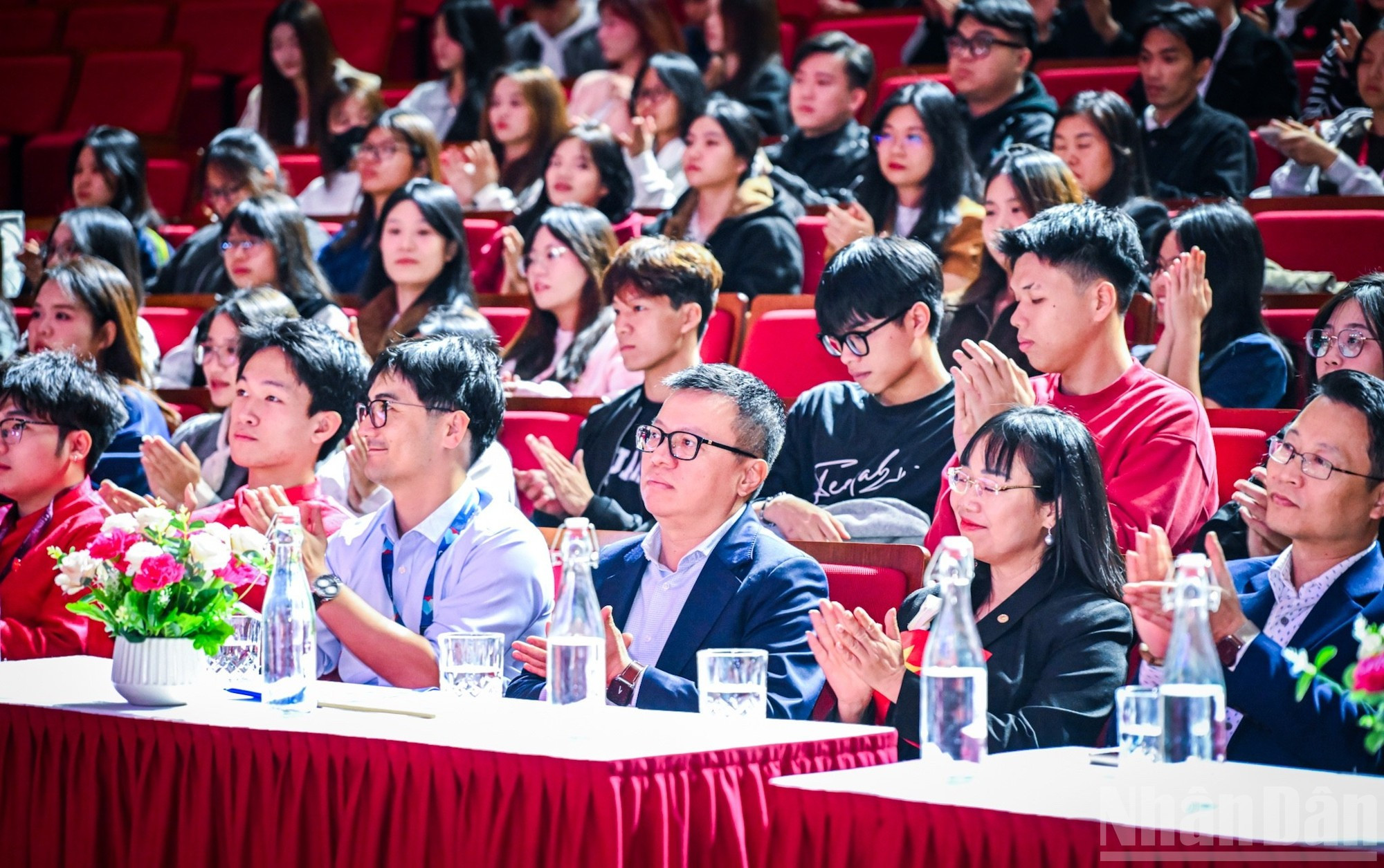 《人民报》摄代表和VinUni大学代表出席了电影放映会。