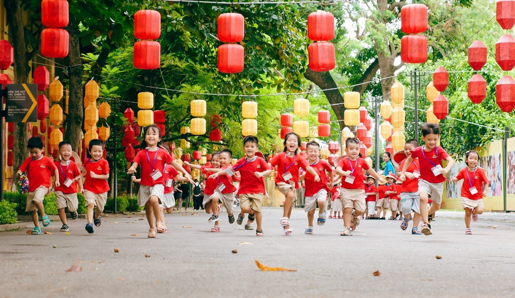 学生们兴奋地参观和体验升龙皇城。 image-7.jpg