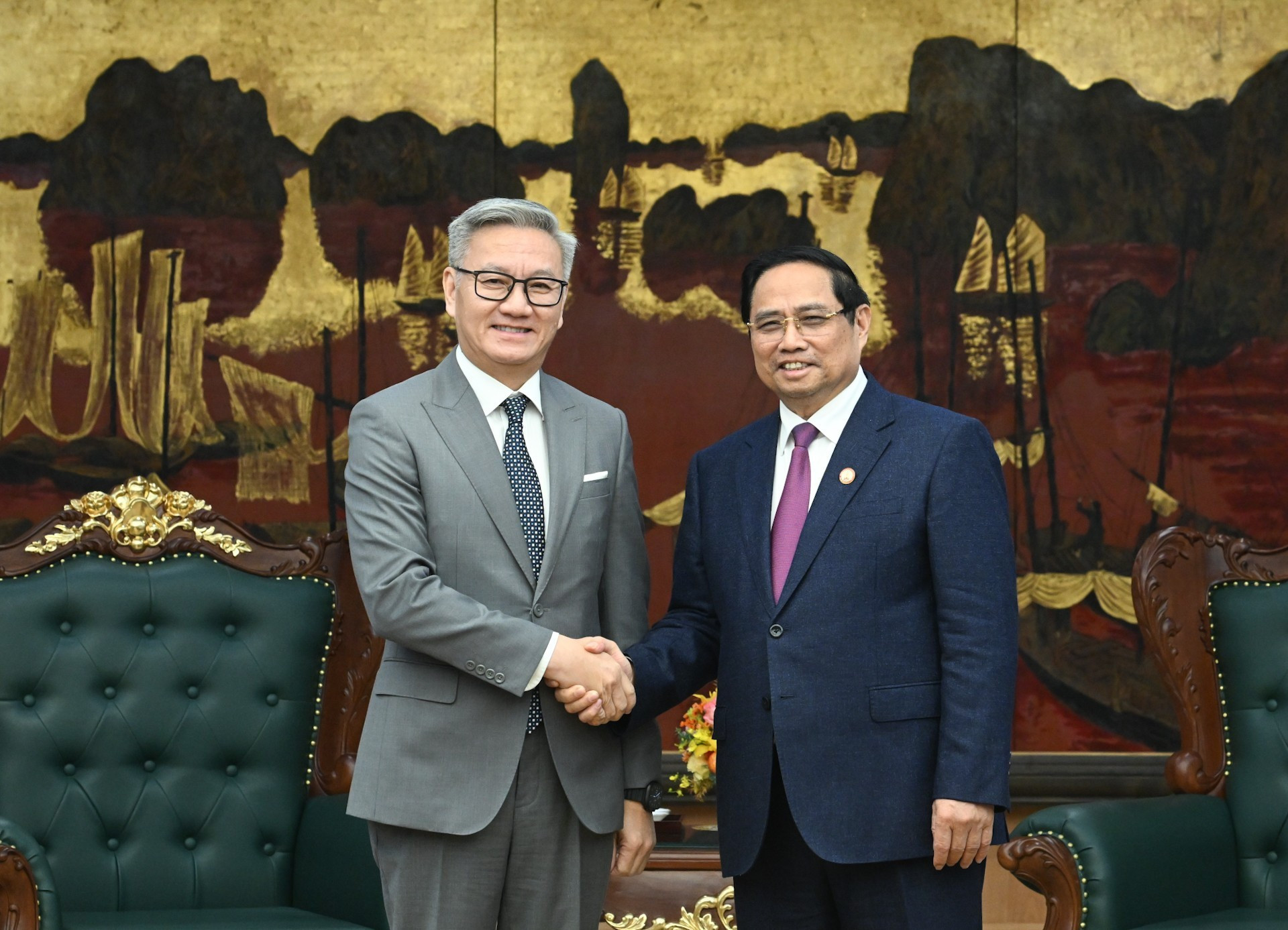 越南政府总理范明正与老挝外交部长通沙万·丰威汉。