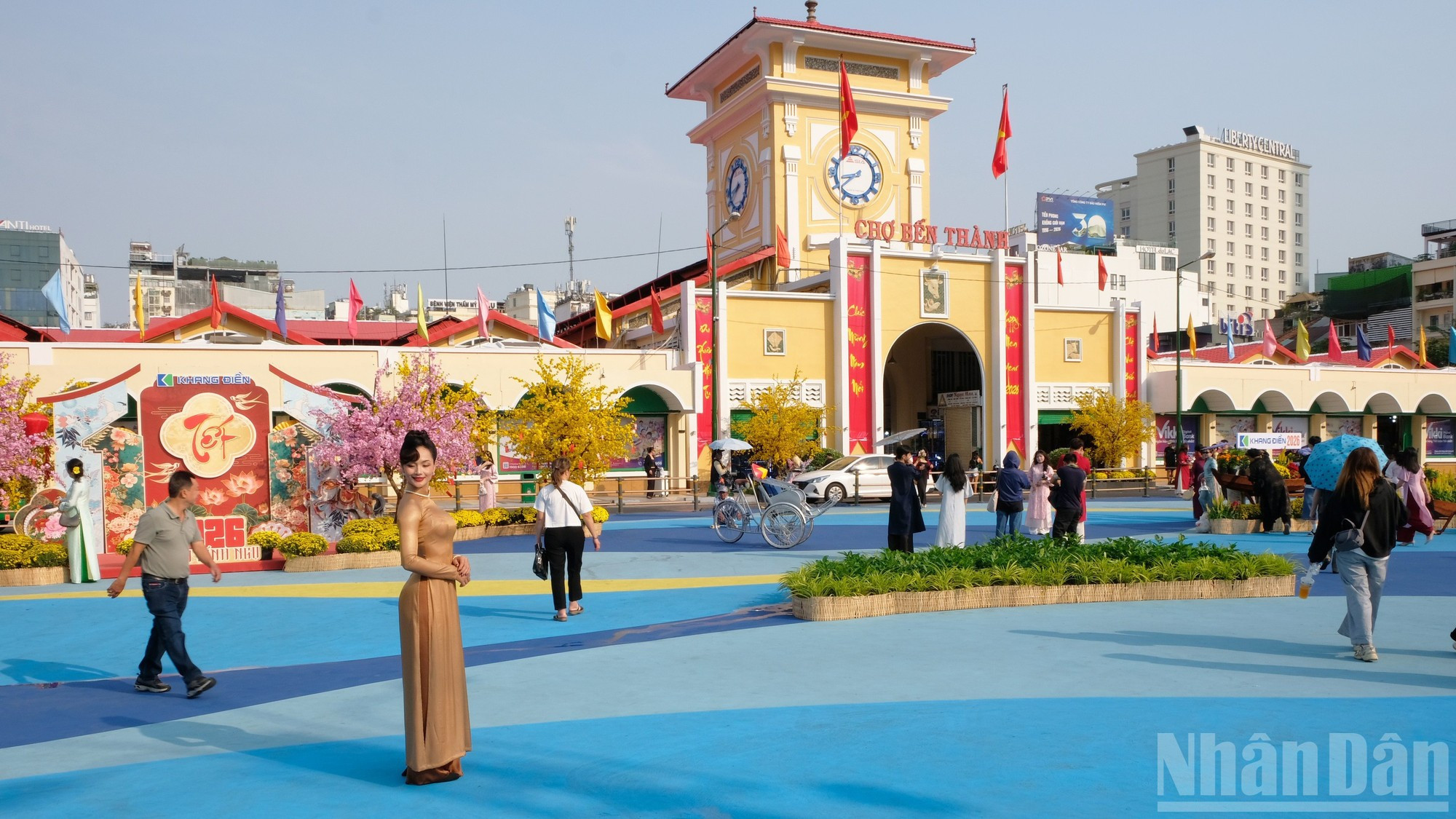 滨城市场前广场的改造工程以波浪形图案为特色，现已开放，吸引了大量胡志明市市民前来参观拍照。