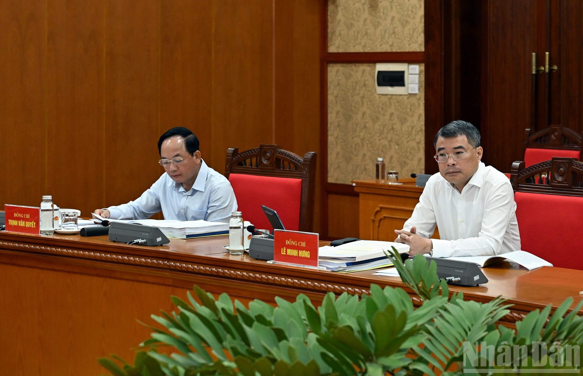 越共中央政治局、书记处领导出席会议。 越共中央政治局、书记处领导出席会议。