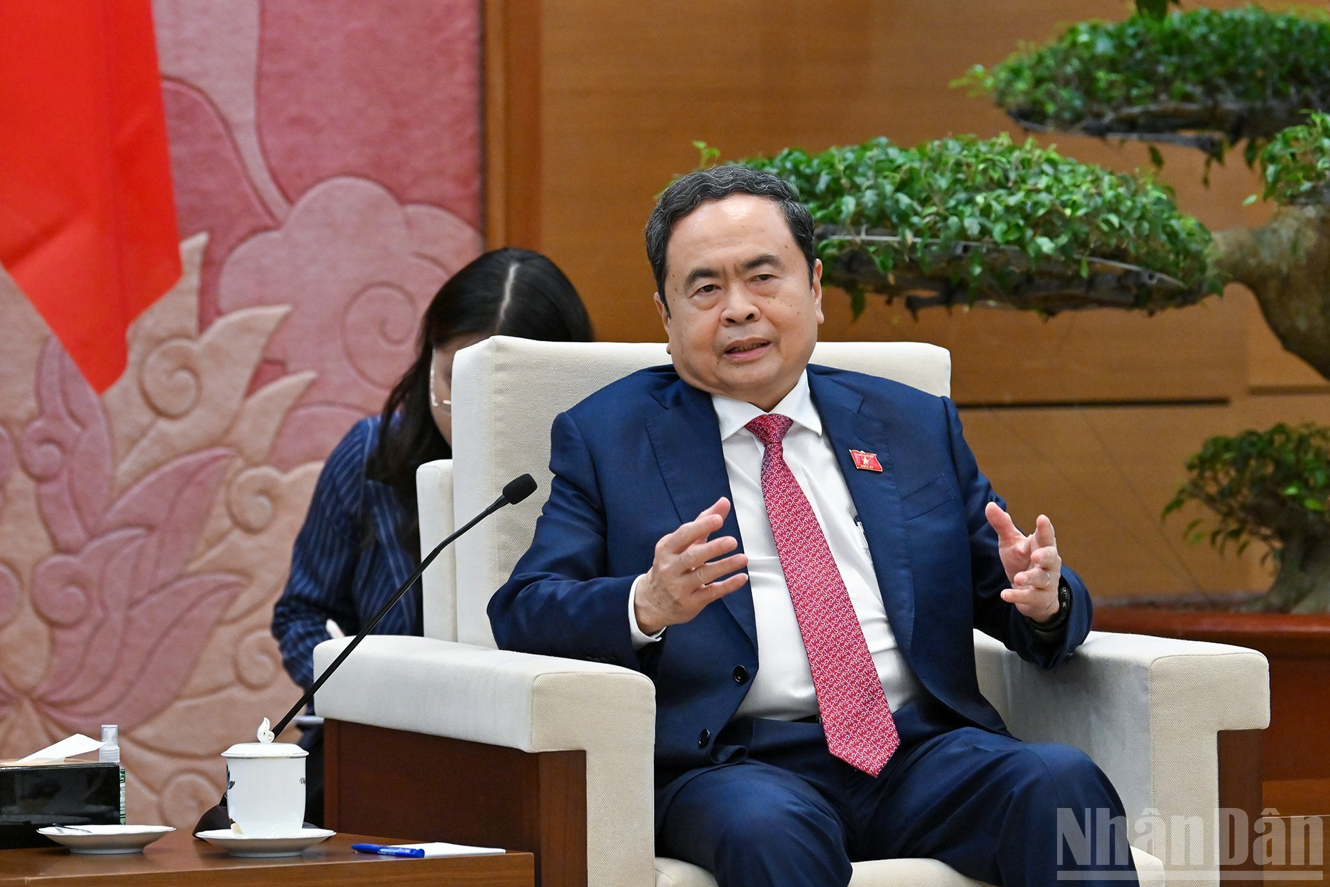 国会主席陈青敏在会上发表讲话。 国会主席陈青敏在会上发表讲话。