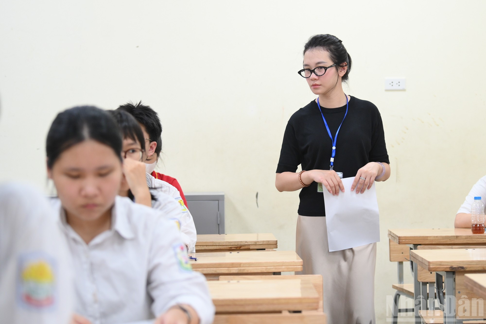 监考老师在考场内核对考生座位位置。 监考老师在考场内核对考生座位位置。