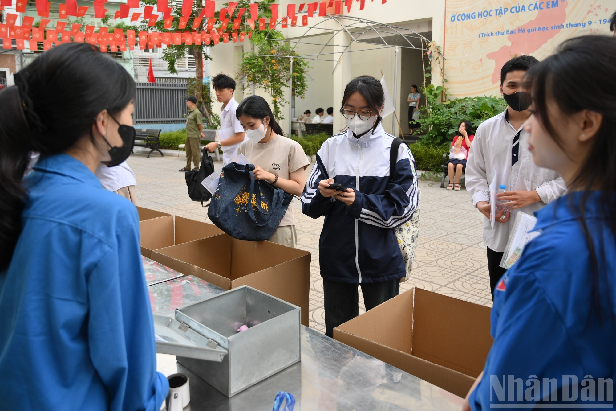 不允许带入考场的物品将被集中保管在校园内指定区域。 不允许带入考场的物品将被集中保管在校园内指定区域。