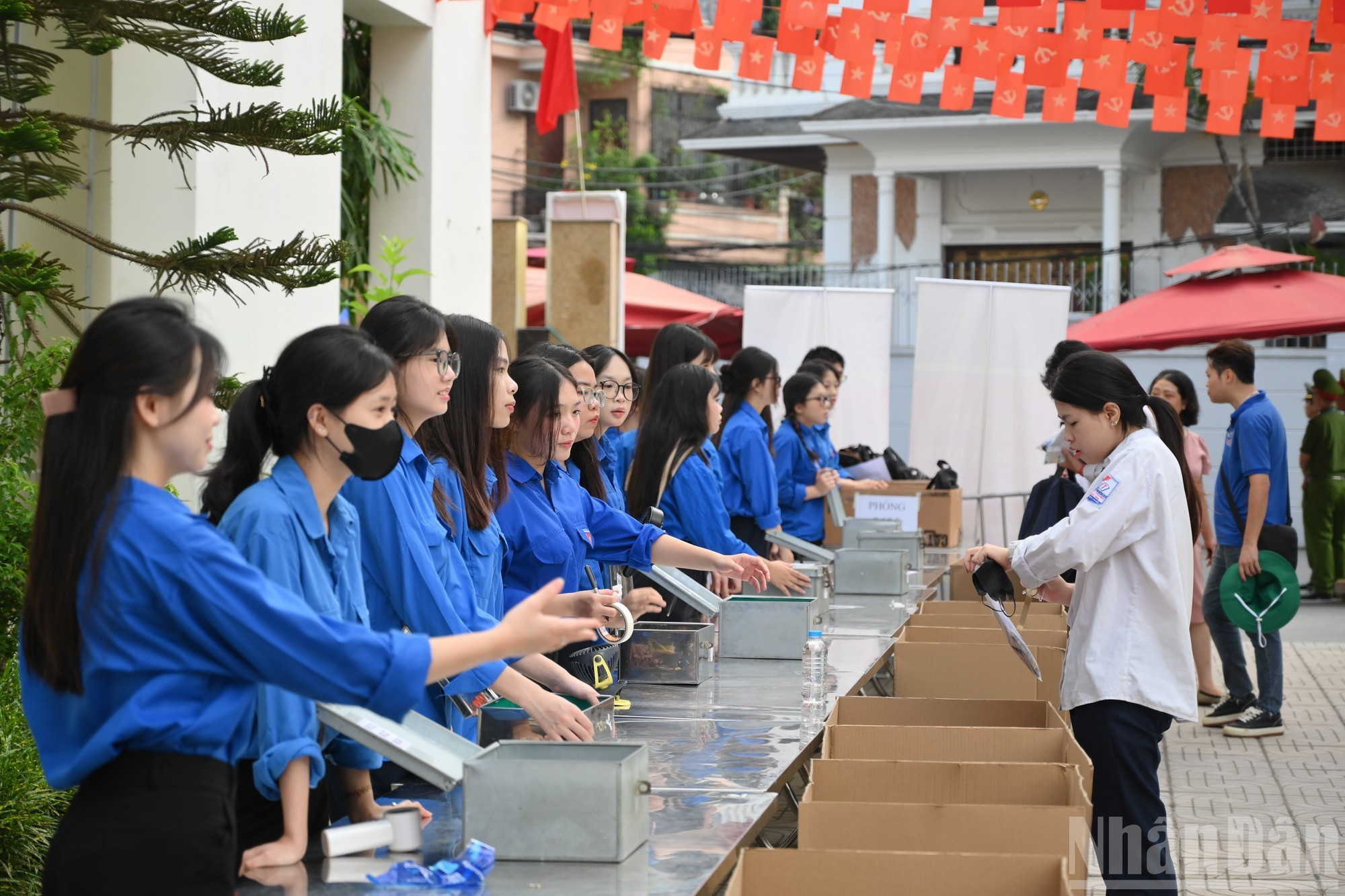 志愿者队伍协助考生在进入考场前检查随身物品。 志愿者队伍协助考生在进入考场前检查随身物品。