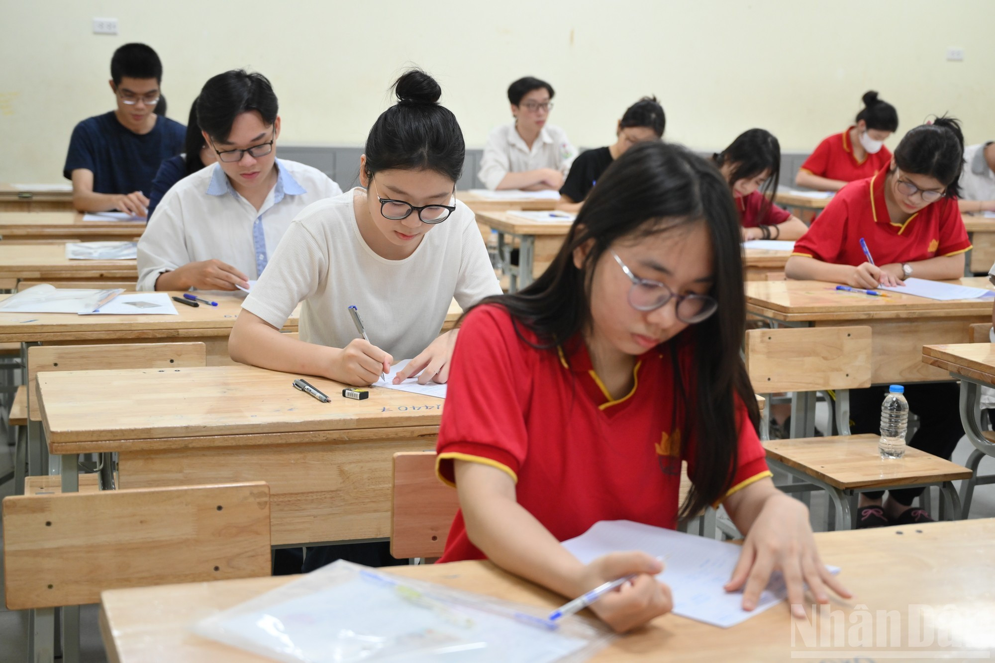 今年的高中毕业考试于6月26日至27日举行,共有超过110万名考生报名参加。 今年的高中毕业考试于6月26日至27日举行,共有超过110万名考生报名参加。