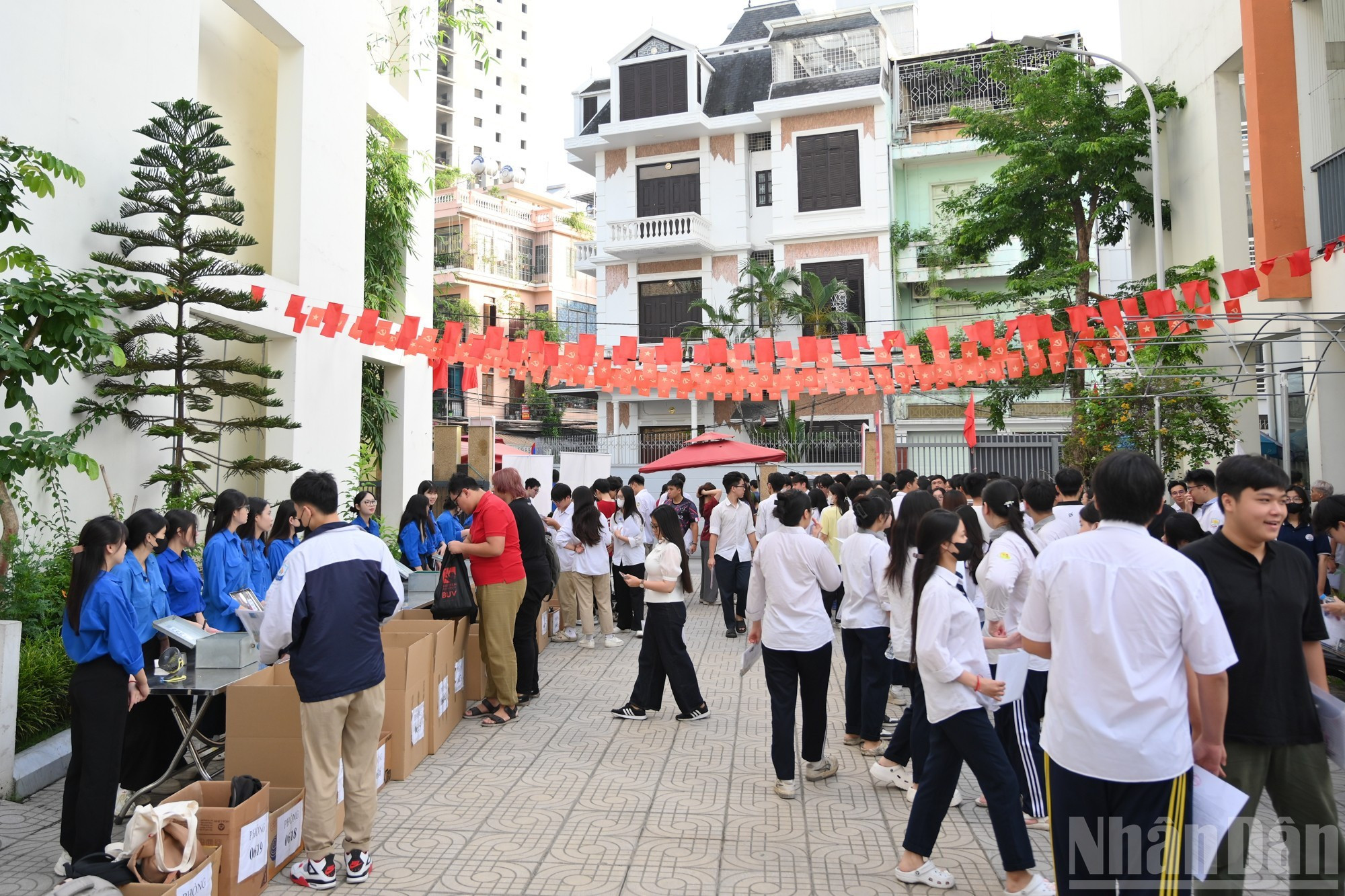 在阮长祚中学考点,许多考生于早上6点15分就已聚集。 在阮长祚中学考点,许多考生于早上6点15分就已聚集。