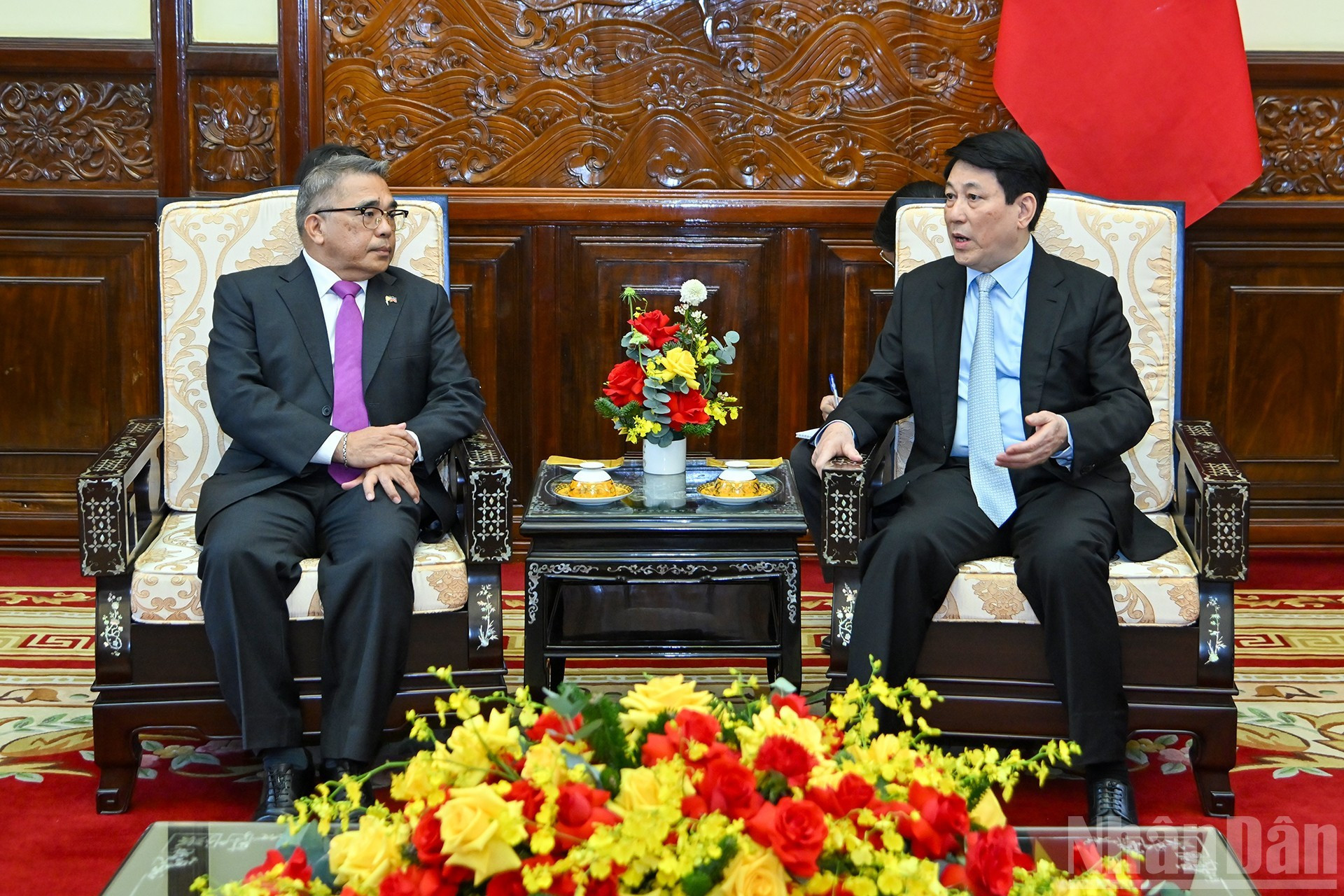 梁强主席会见菲律宾驻越南特命全权大使梅纳尔多·洛斯·巴诺斯·蒙特阿莱格雷。