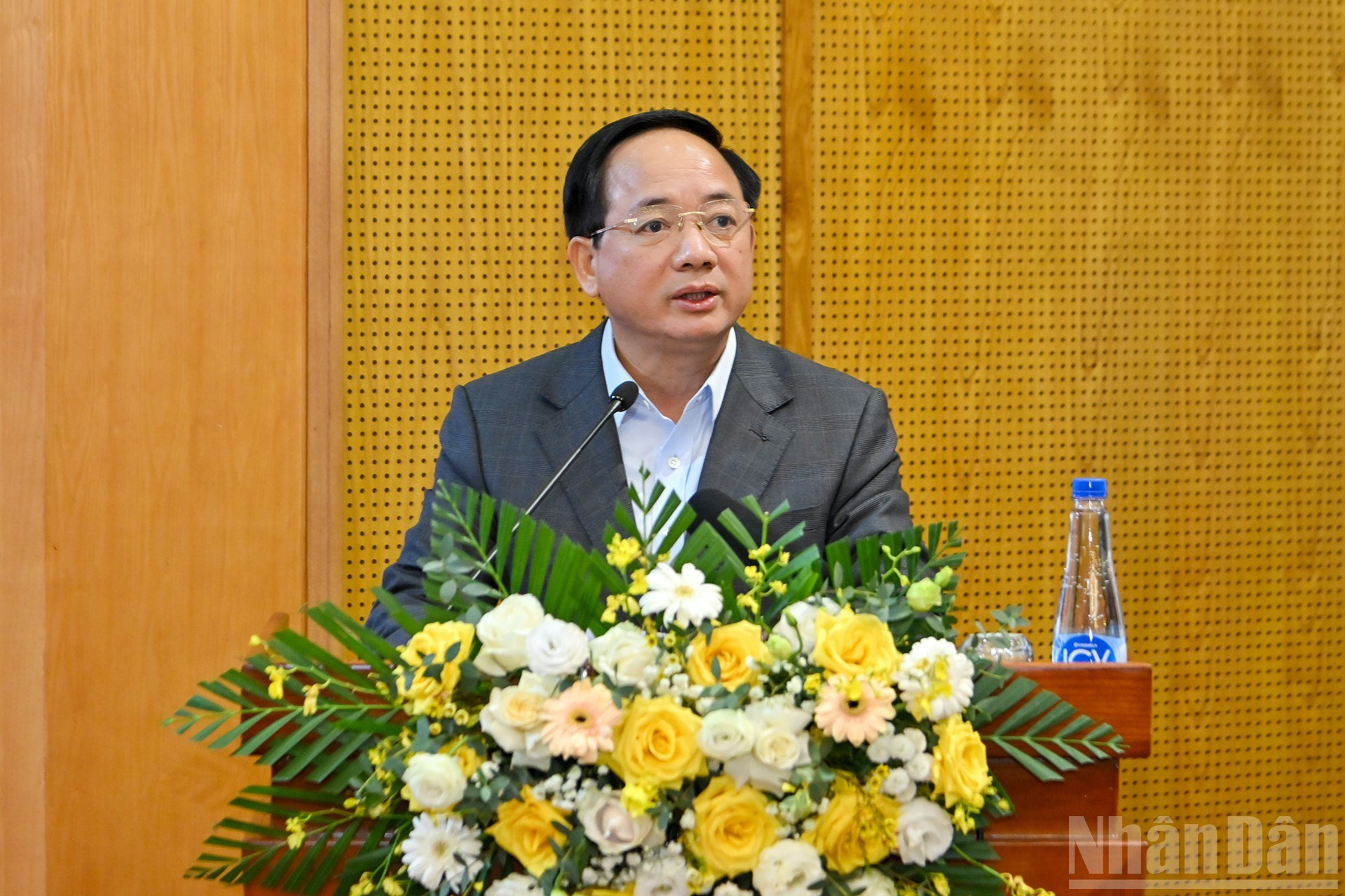 越共中央宣教与民运部部长郑文决在会上发表讲话。