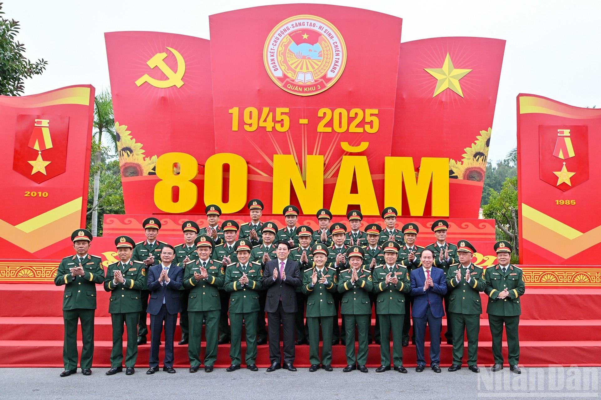 梁强主席同国防部、第三军区领导及代表合影。 梁强主席同国防部、第三军区领导及代表合影。