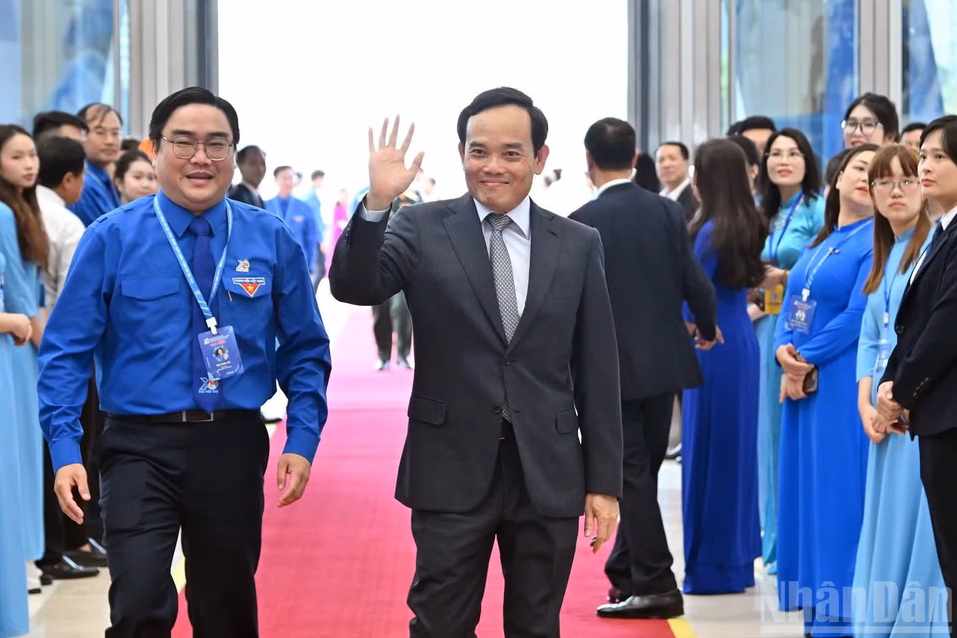 越共中央政治局委员、胡志明市市委书记陈流光前来出席大会。