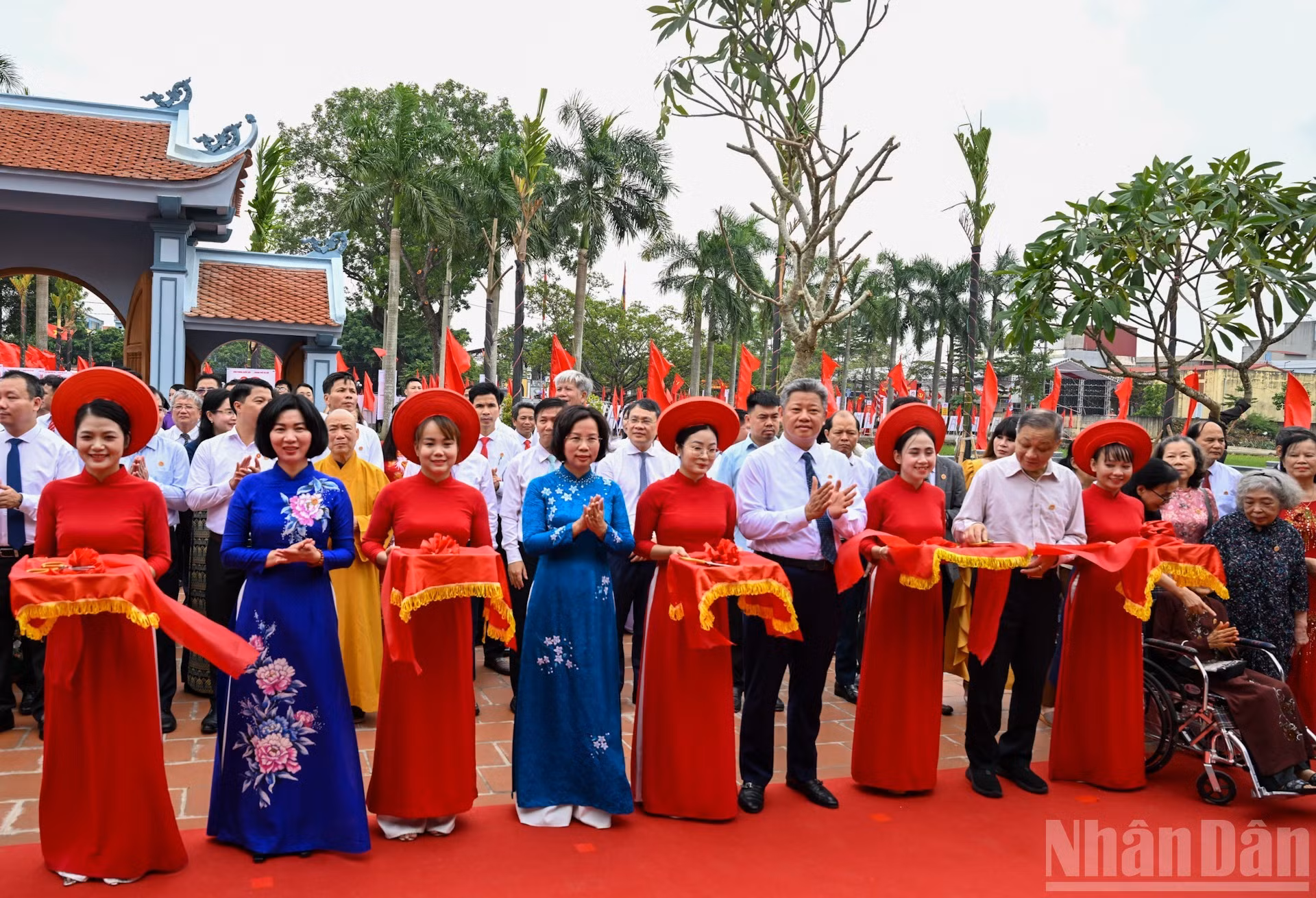 各位代表实现越南国会常委会主席裴鹏抟纪念堂揭牌剪彩仪式。