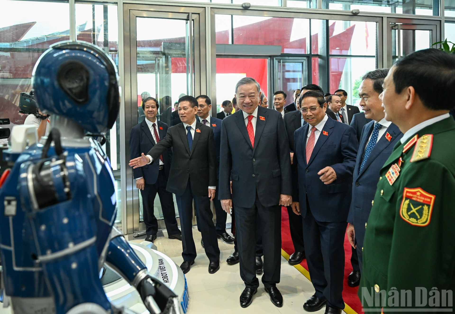 越共中央总书记苏林以及党和国家领导参观成就展览区。