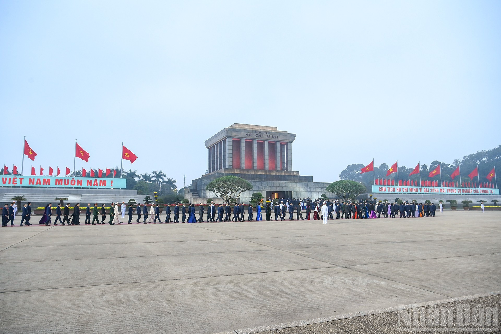 各位代表入陵瞻仰胡志明主席遗容。
