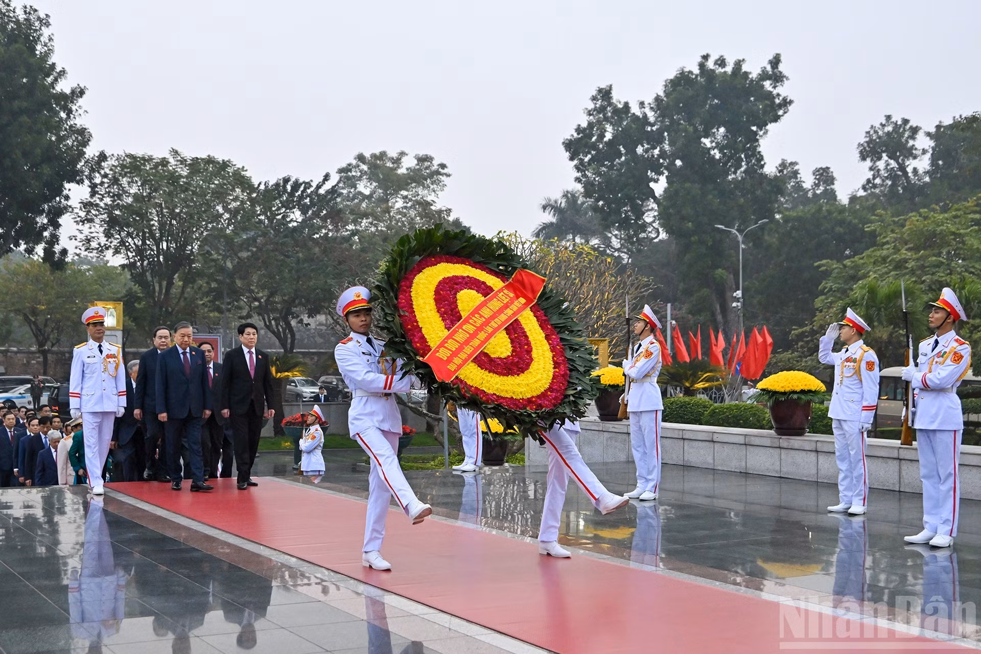 越共中央总书记苏林、越南国家主席梁强以及党和国家领导人在位于北山路的烈士英雄纪念碑前敬献花圈。