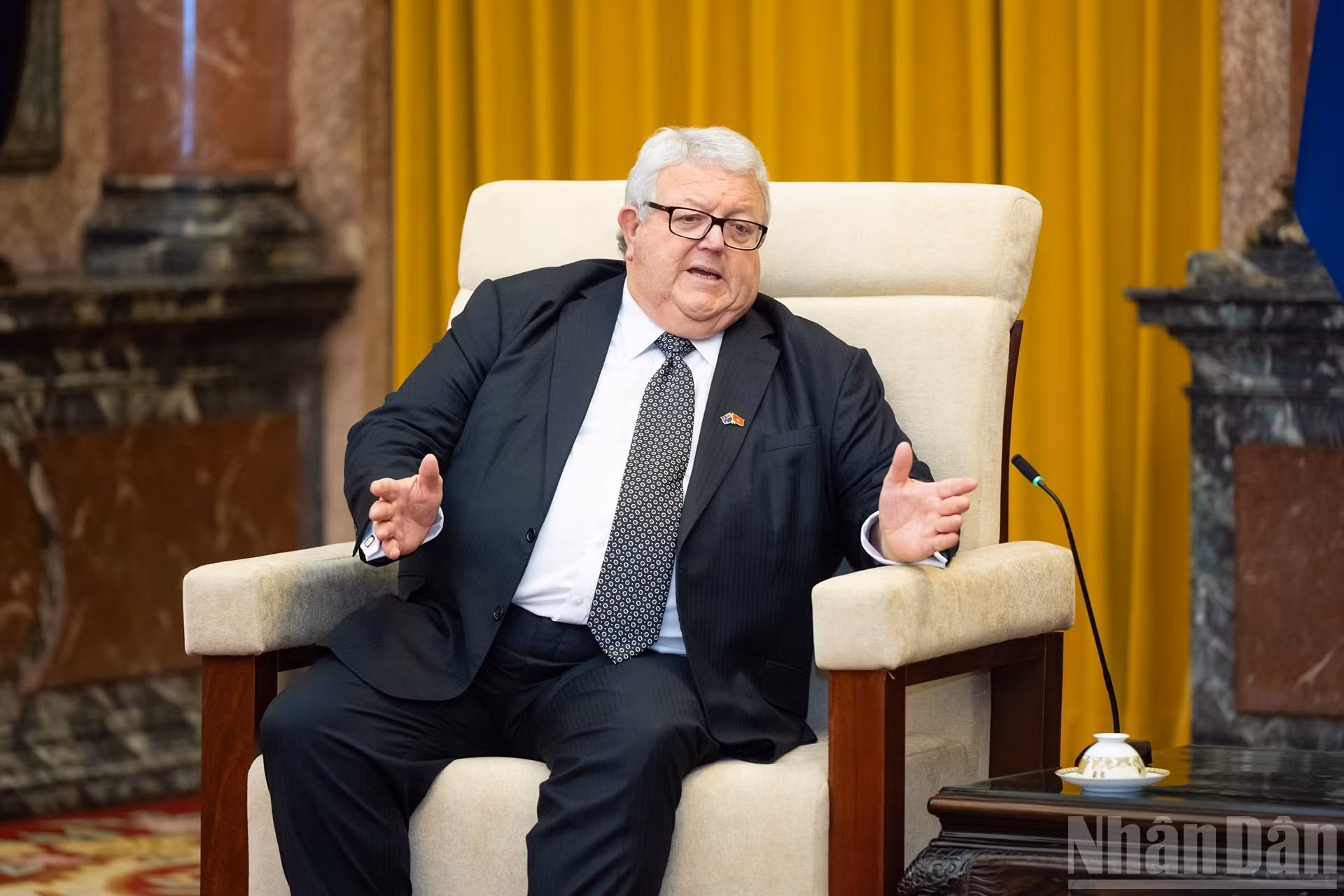 新西兰议会议长格里·布朗利在会上发表讲话。