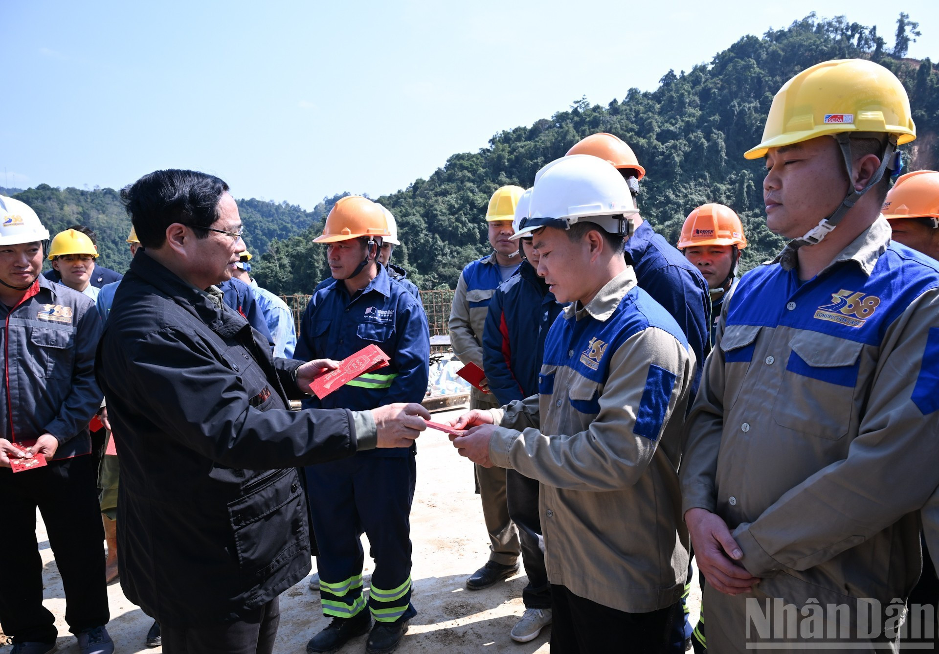 范明正总理在施工现场上向同登—茶岭高速公路项目施工单位发红包、致以新春祝福并加油鼓劲。