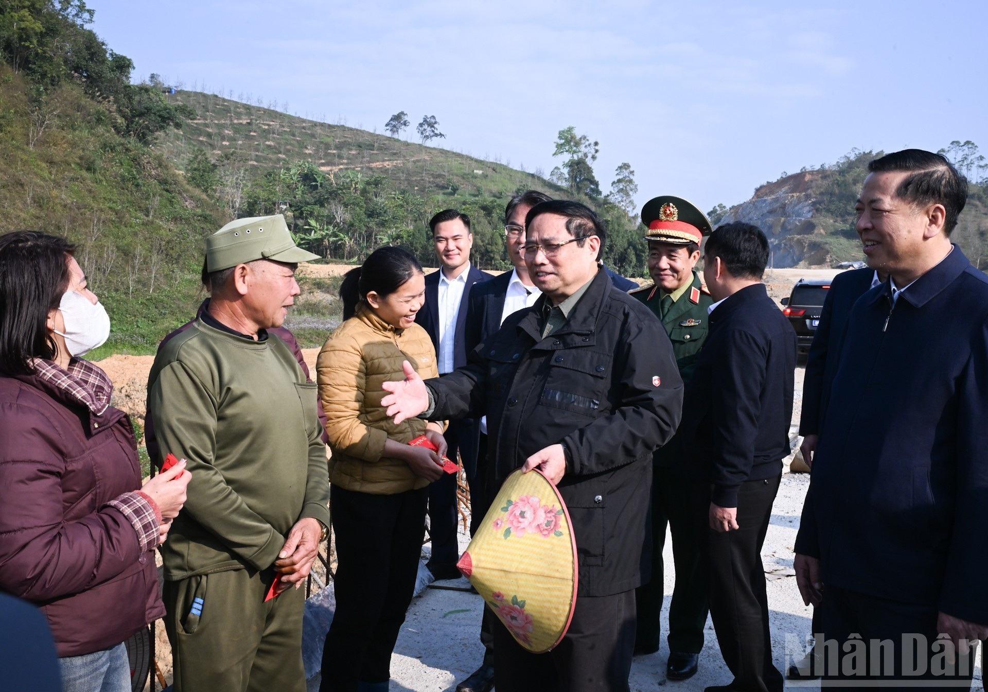 范明正总理向高速公路项目沿线人民致以问候和新春祝福。