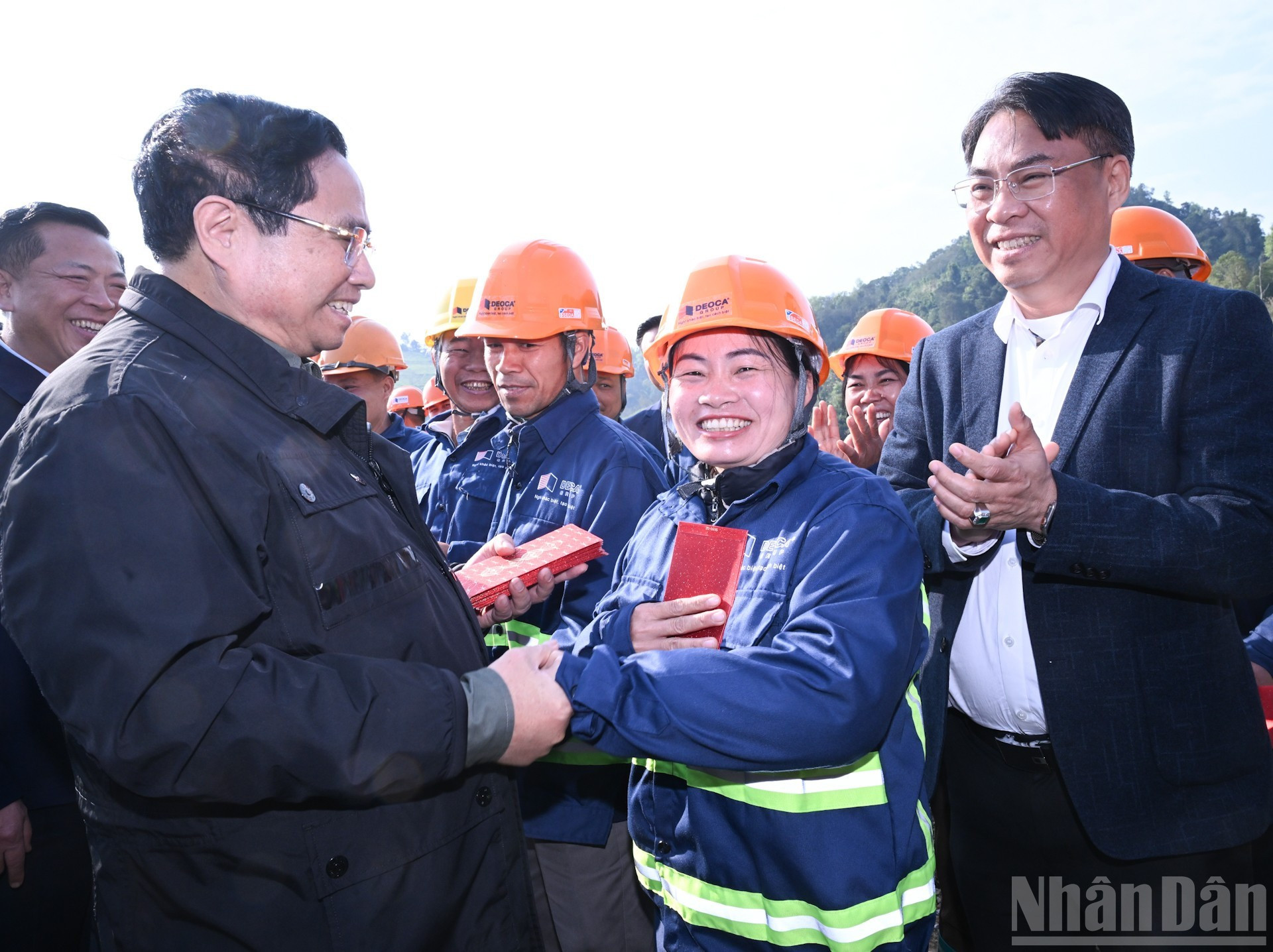 范明正总理在施工现场上向施工单位发红包、致以新春祝福并加油鼓劲。