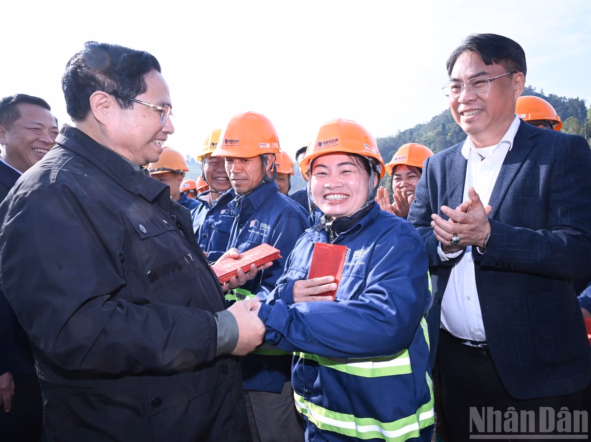 范明正总理在施工现场上向施工单位发红包、致以新春祝福并加油鼓劲。