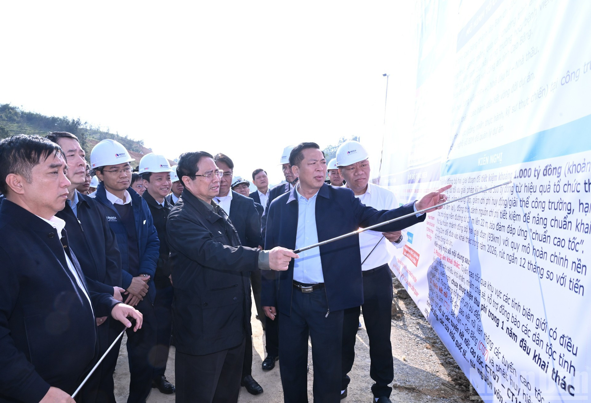 越南政府总理范明正听取关于两条高速公路项目进展情况的报告。