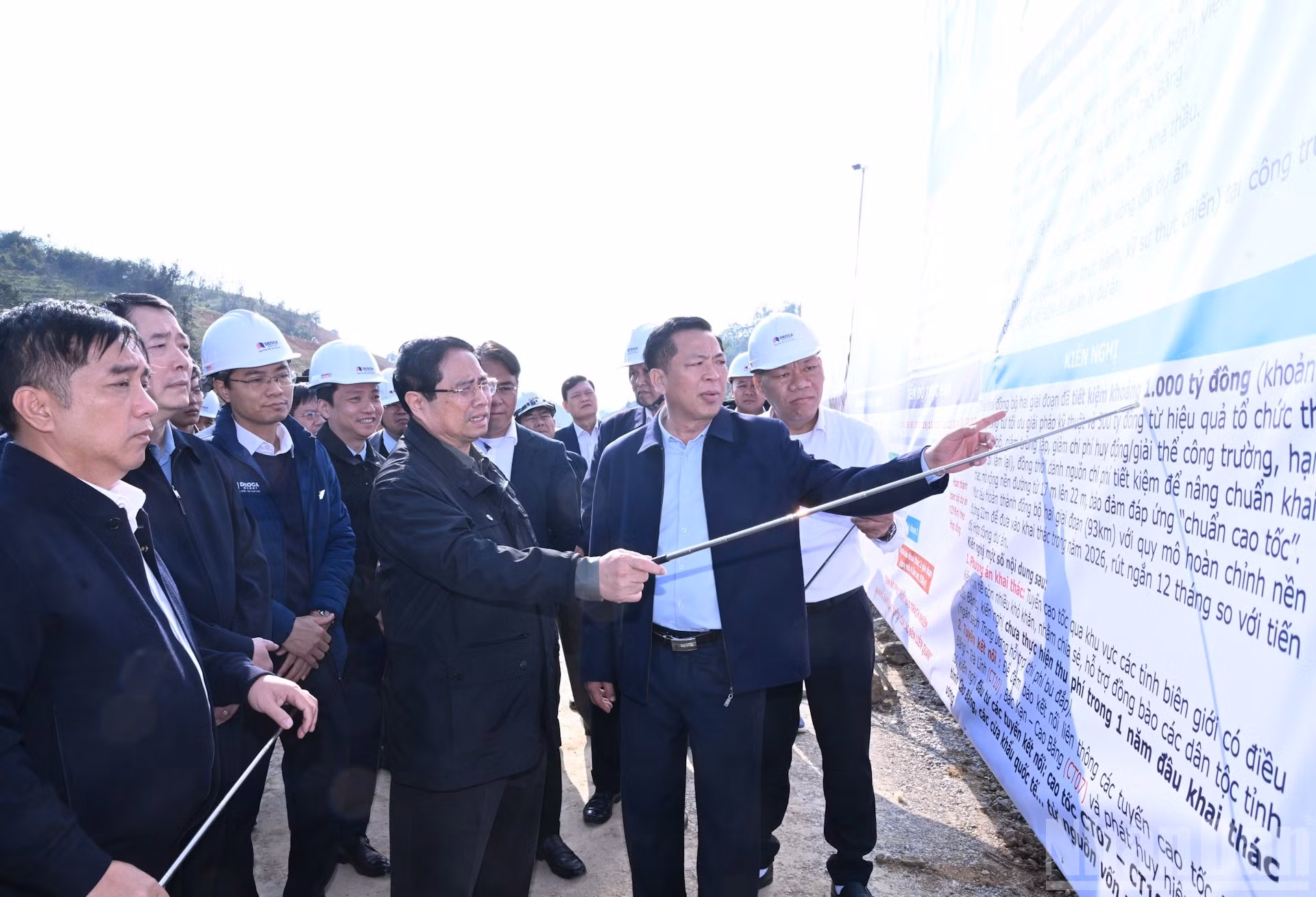 越南政府总理范明正听取关于两条高速公路项目进展情况的报告。