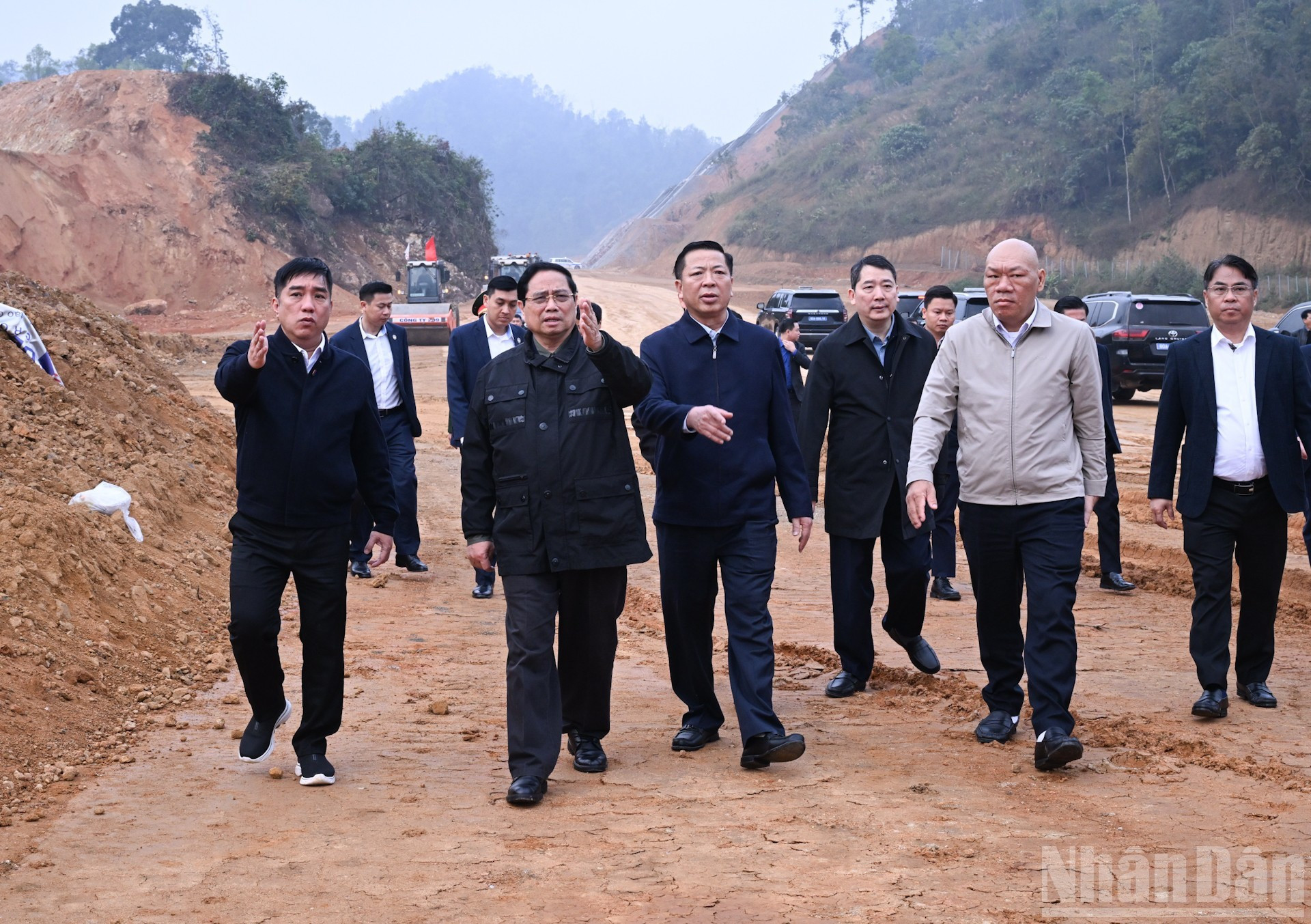 范明正总理视察正在友谊口岸—芝陵高速公路的施工单位。