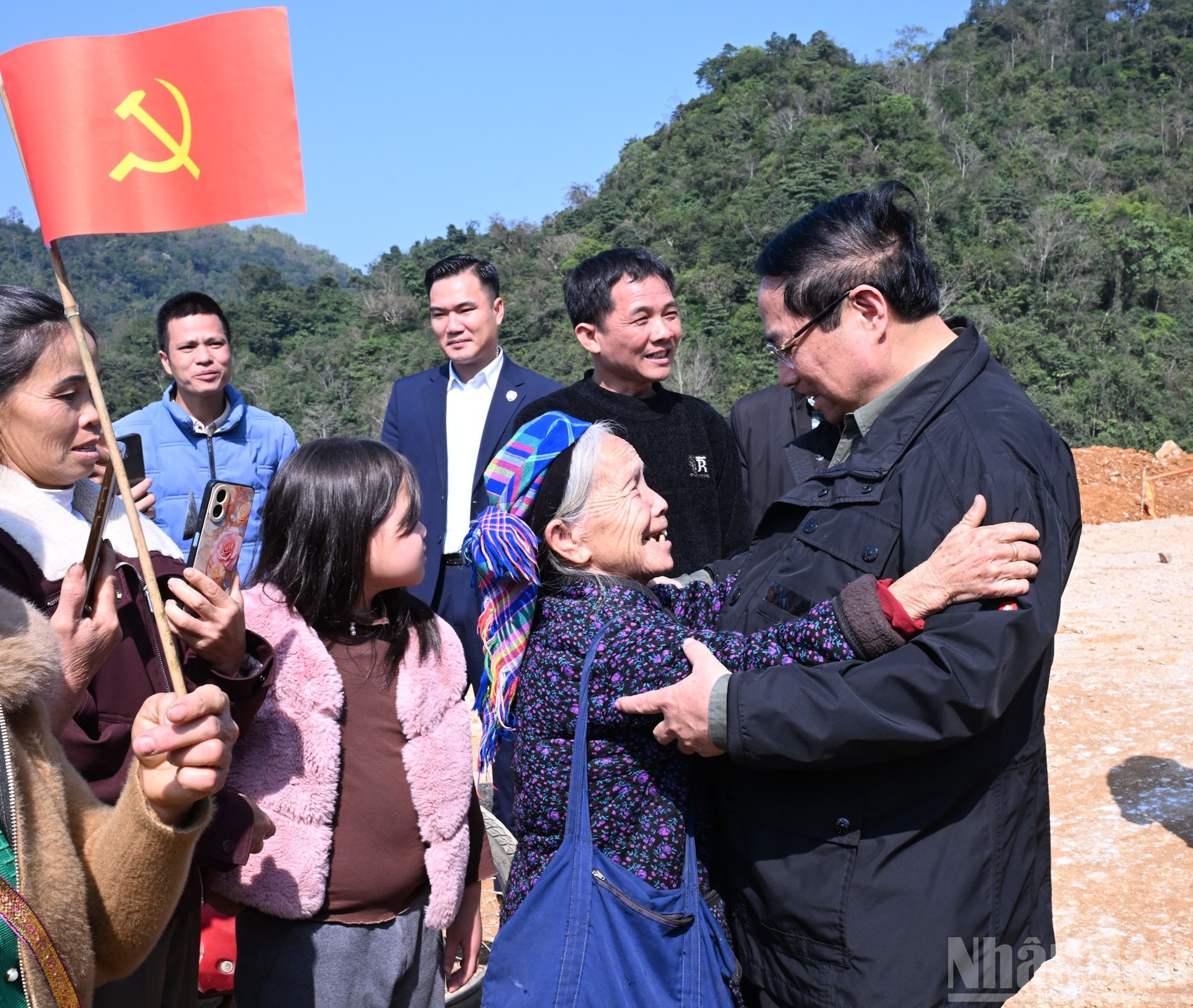 范明正总理向同登—茶岭高速公路项目沿线人民致以问候和新春祝福。