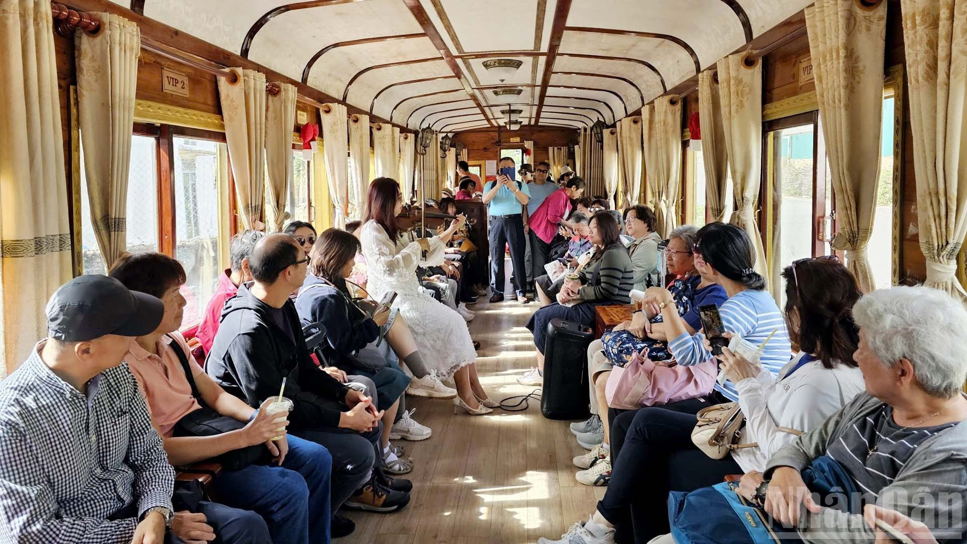 “大叻咖啡列车”上的国内外游客。