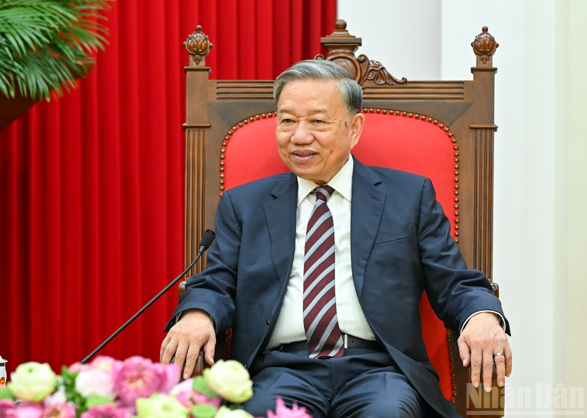 苏林总书记在会上发表讲话。 苏林总书记在会上发表讲话。