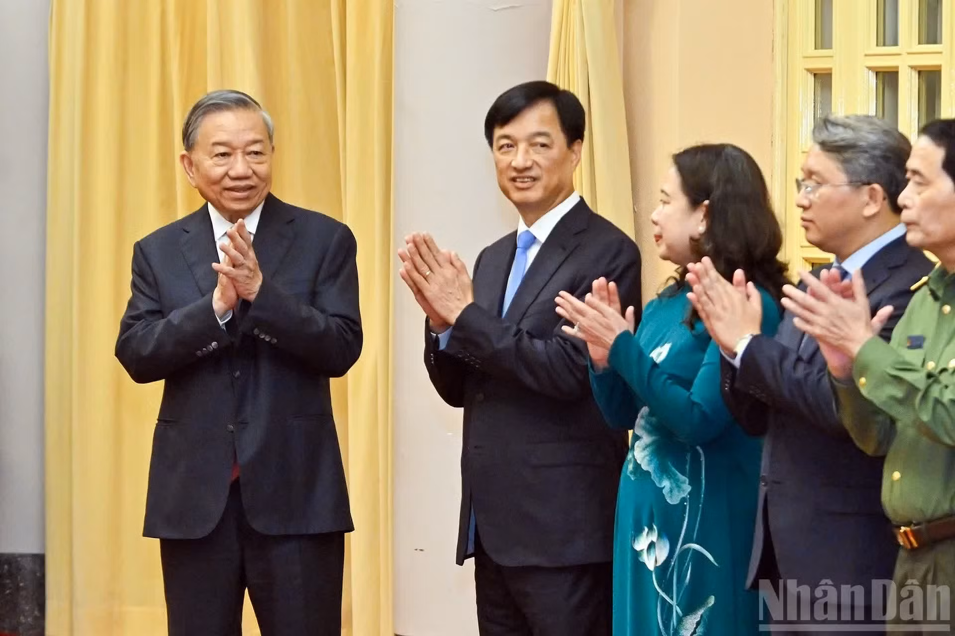 苏林总书记、国家主席以及各位代表出席仪式。