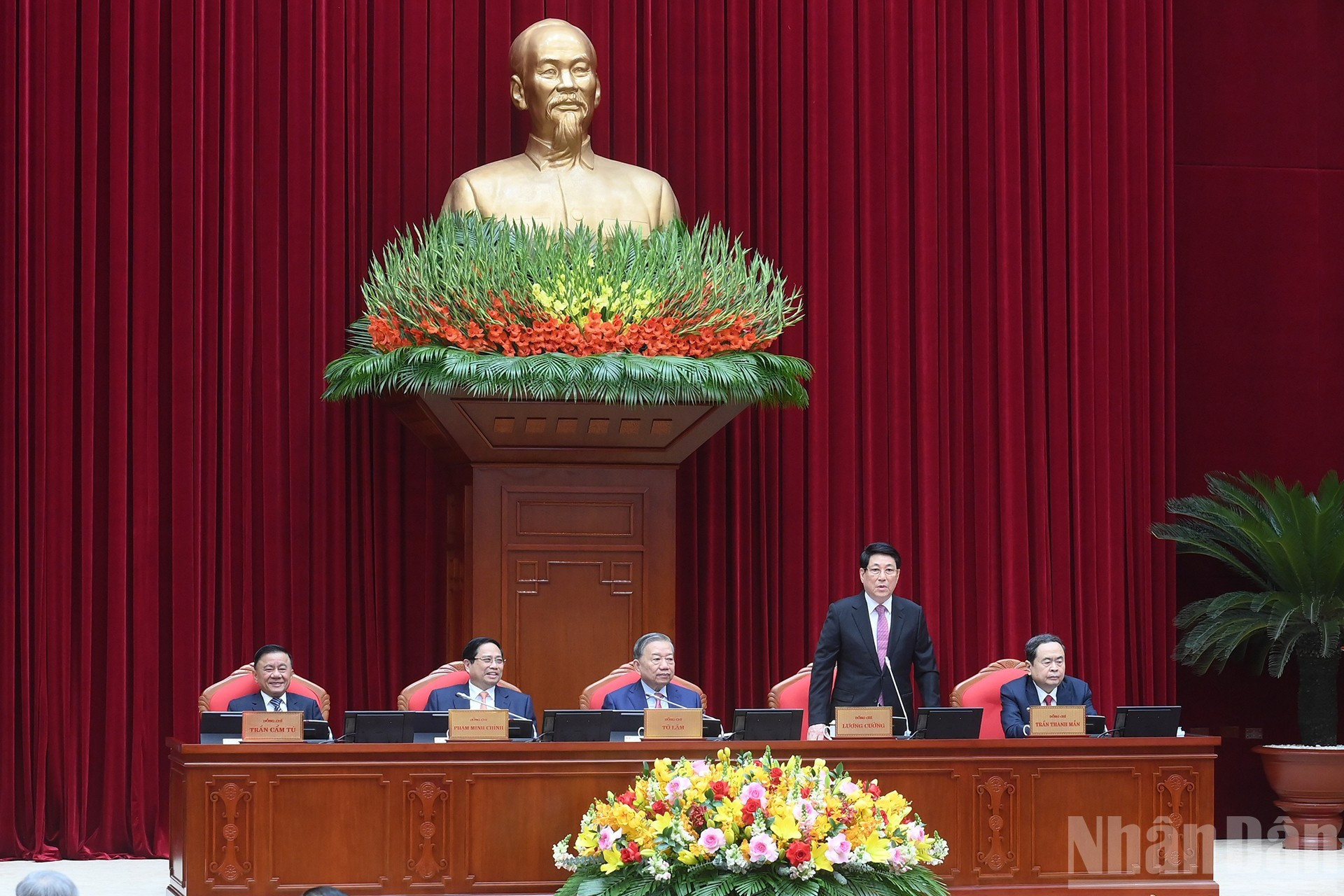 越共中央政治局委员、越南国家主席梁强主持会议开幕式。