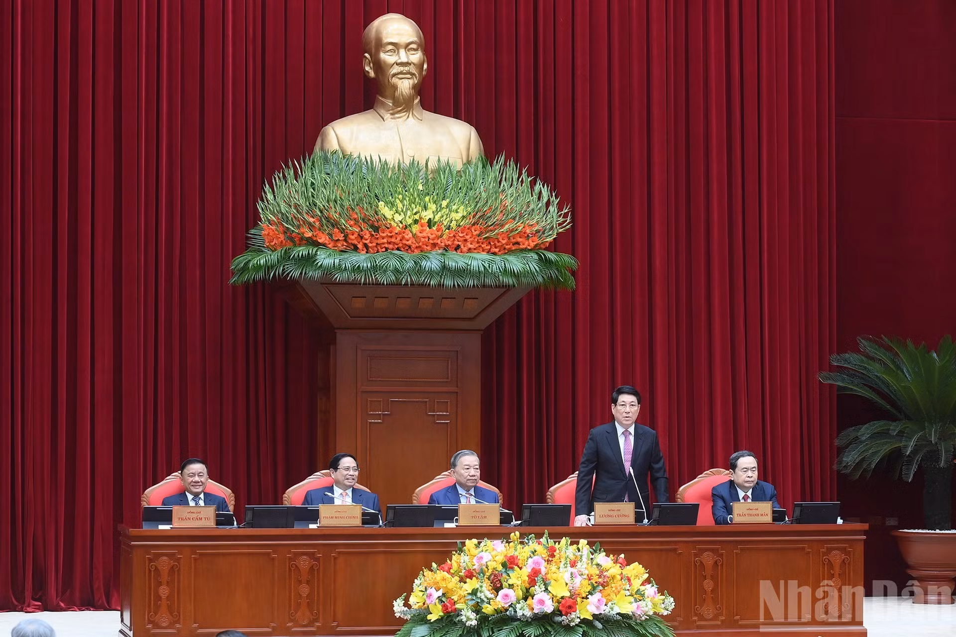 越共中央政治局委员、越南国家主席梁强主持会议开幕式。