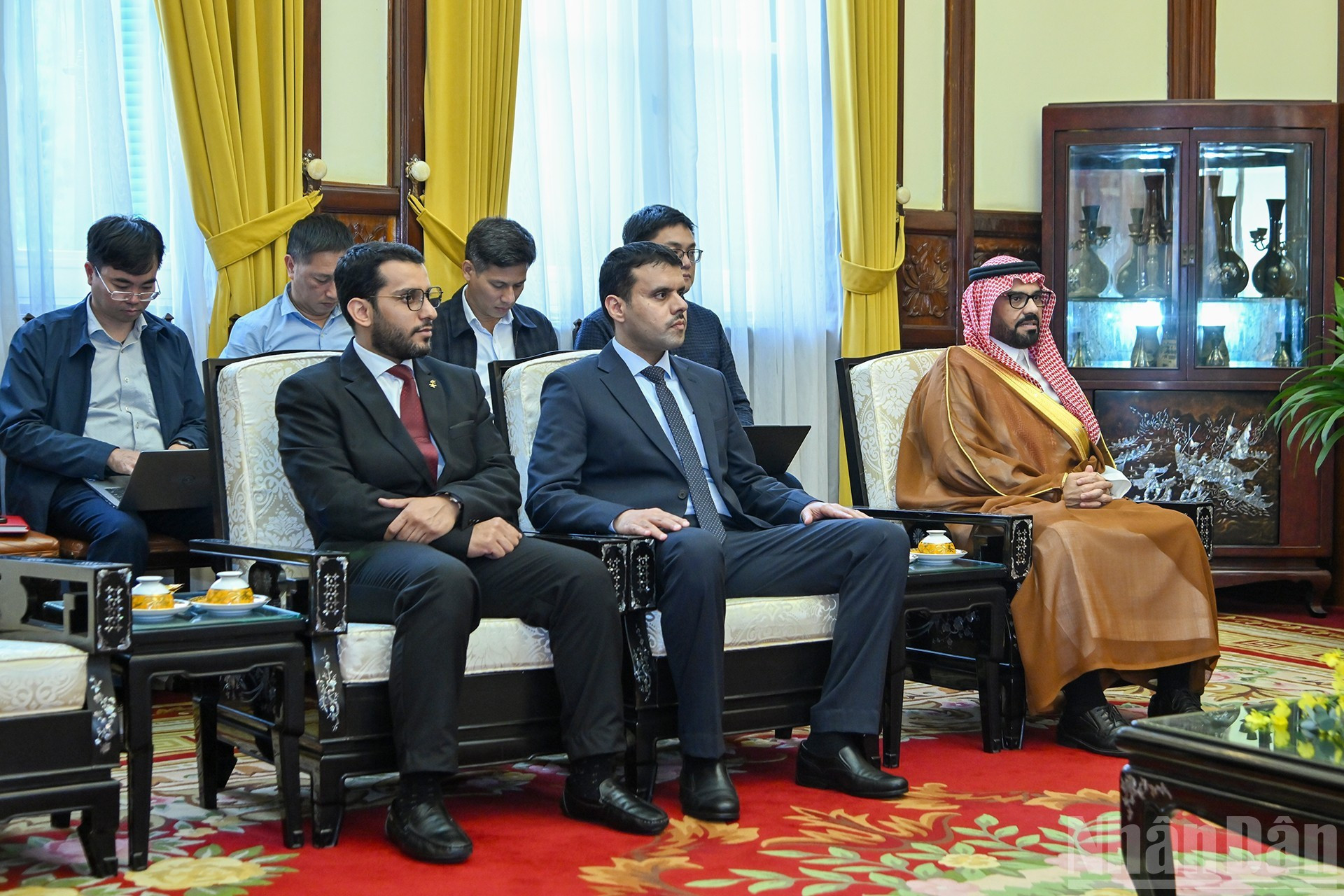 陪同沙特阿拉伯王国驻越南特命全权大使穆罕默德·伊斯梅尔·达尔维的各位代表出席会见。