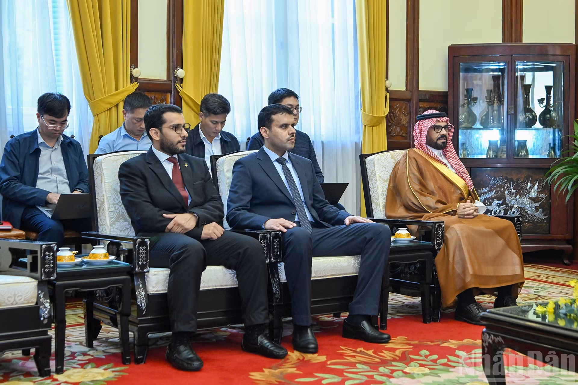 陪同沙特阿拉伯王国驻越南特命全权大使穆罕默德·伊斯梅尔·达尔维的各位代表出席会见。