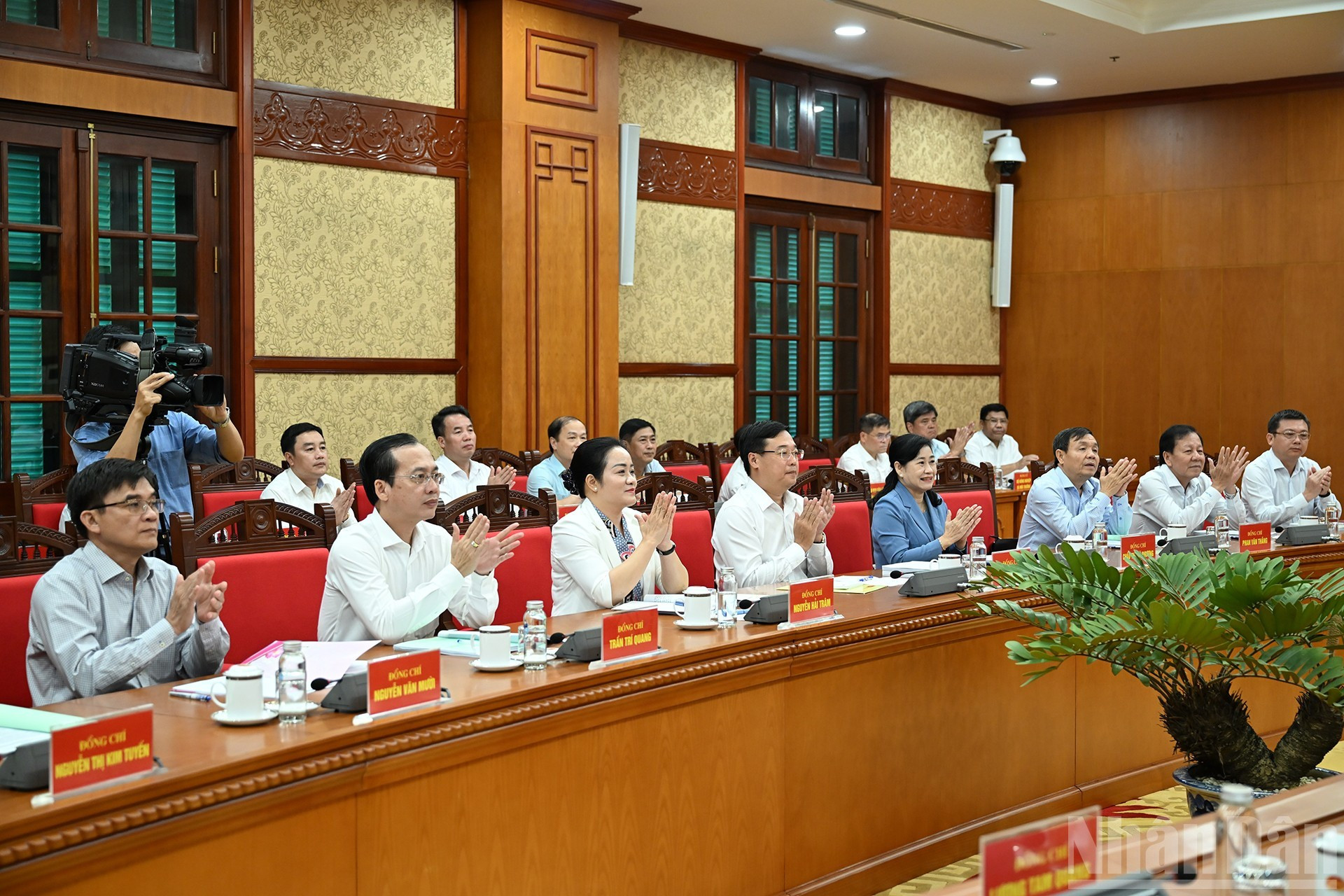 同塔省委常委会代表出席会议。 同塔省委常委会代表出席会议。