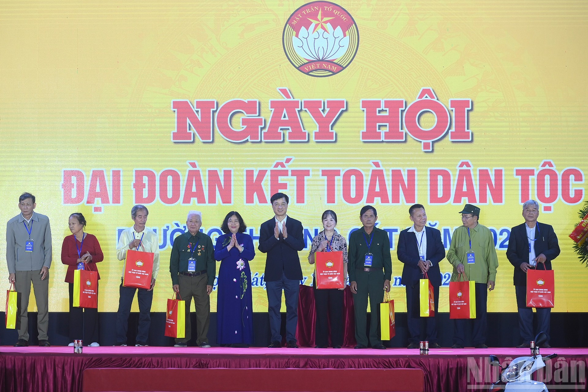 裴氏明怀同志和阮维玉同志向上吉坊人民赠送礼物。